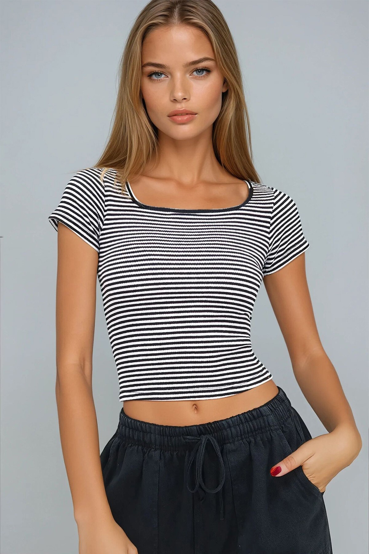 Siyah Kare Yaka Çizgli Crop Bluz