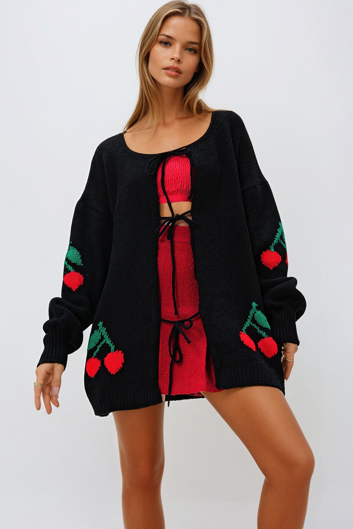 Siyah Kare Yaka Önden Bağlamalı Kiraz İşlemeli Triko Hırka