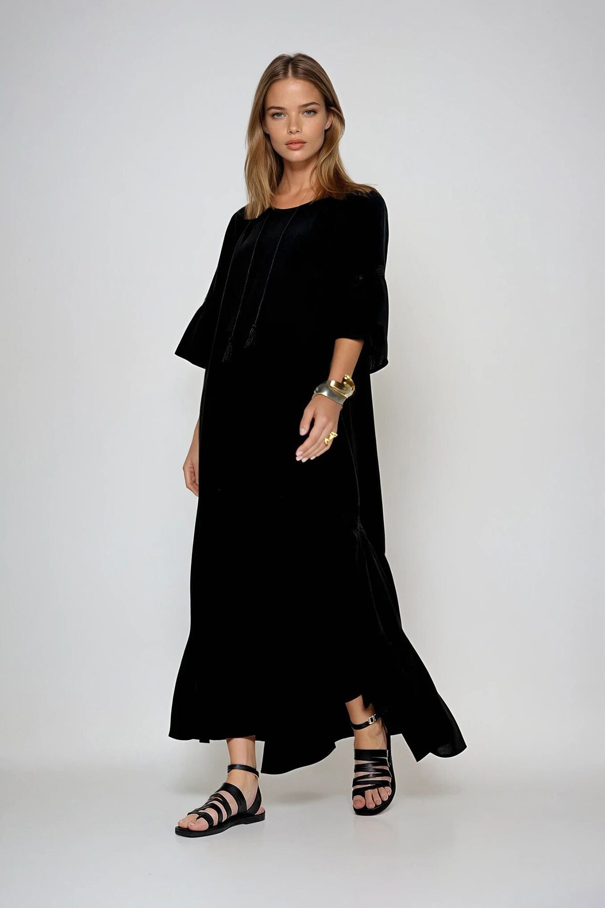 Siyah Kayık Yaka Bağcıklı Dantel Detaylı Maxi Boy Dokuma Elbise