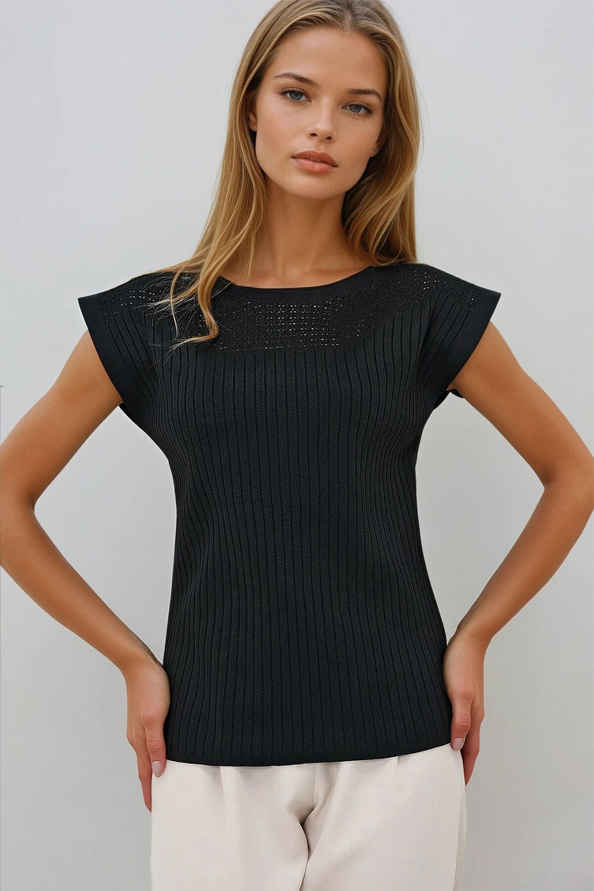Siyah Kayık Yaka Omuzları Delik Ajurlu Kolsuz Triko Bluz
