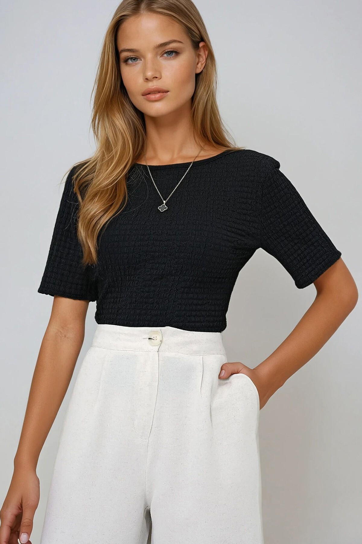 Siyah Kayık Yaka Sırt Dekolteli Kısa Kol Gofre Kumaş Yazlık Bluz