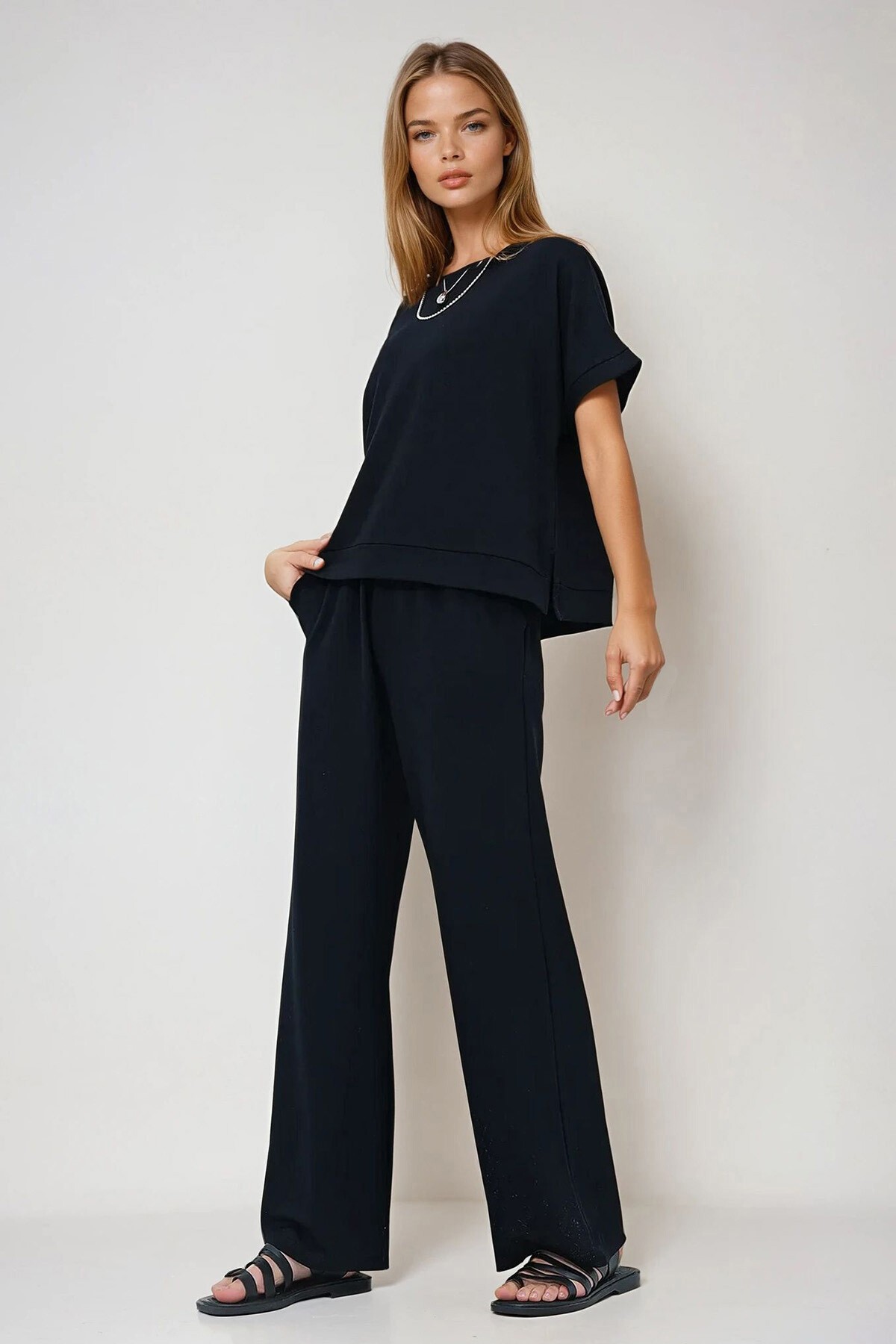 Siyah Kayık Yaka Yarım Kol Yırtmaç Detaylı Bluz Ve Cepli  Pantolon Takım