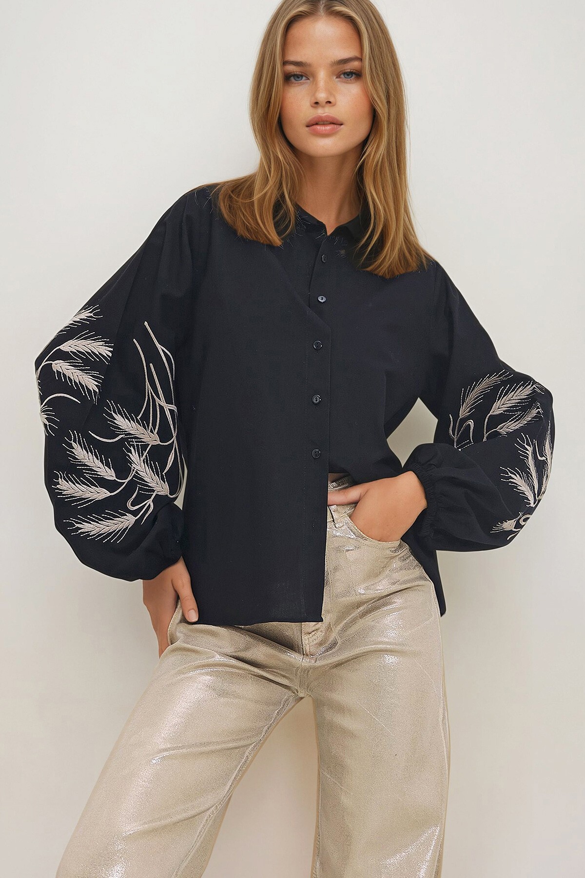 Siyah Kolları İşlemeli Poplin Dokuma Gömlek