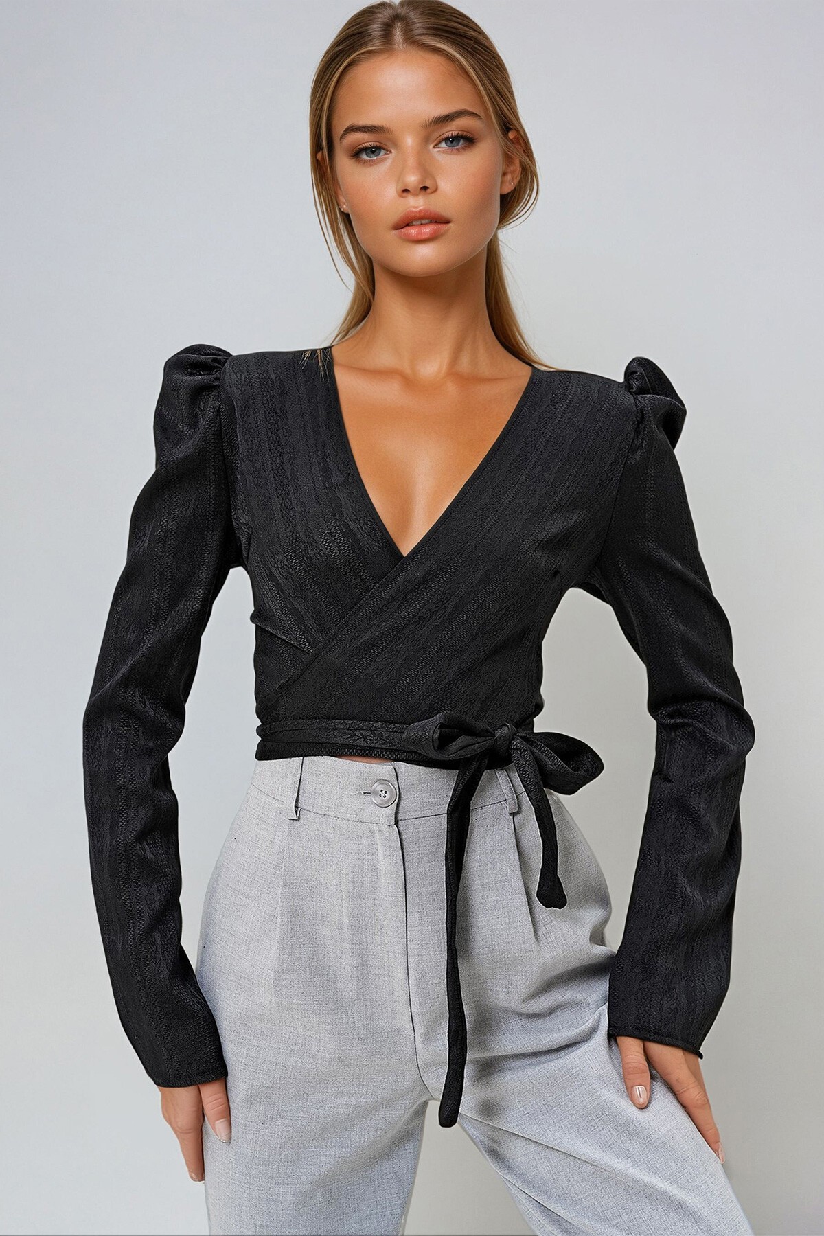 Siyah Kruvaze Yaka Belden Bağlama Detaylı Kendinden Desenli Dokuma Bluz