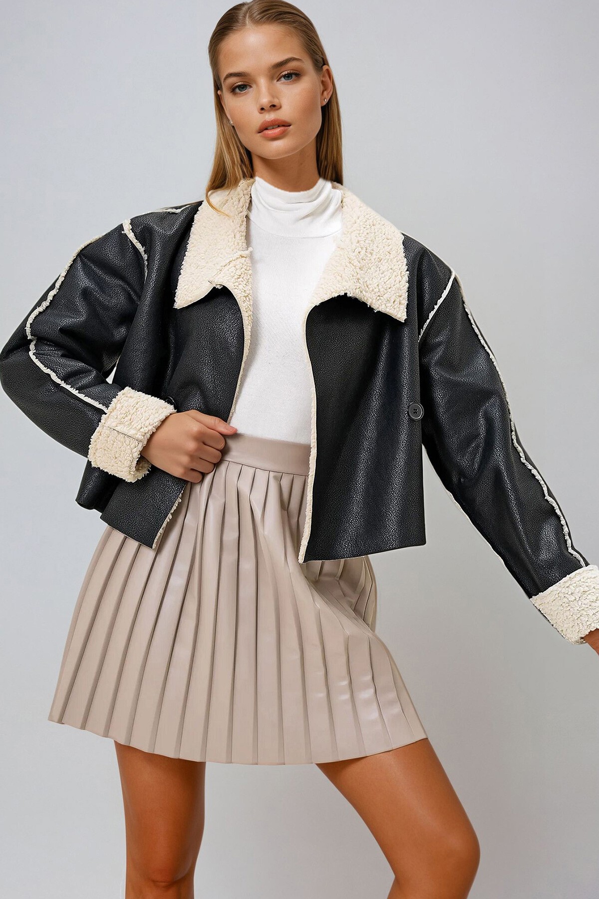 Siyah Kruvaze Yaka Ters Dikişli İçi Boncuk Peluş Suni Deri Kısa Ceket