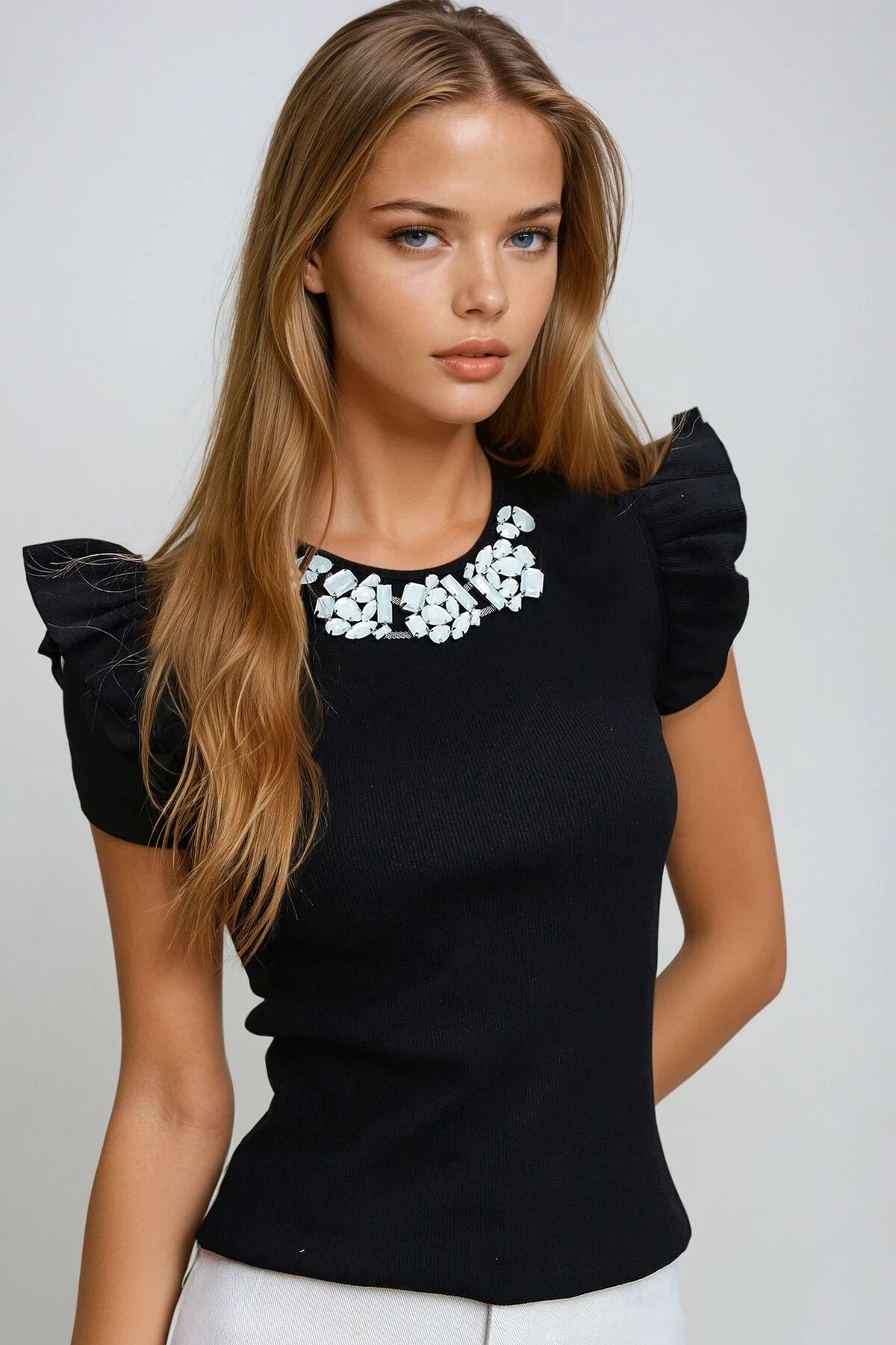 Siyah Metal Aksesuarlı Kolu Fırfırlı Kaşkorse Bluz Vgn X5978