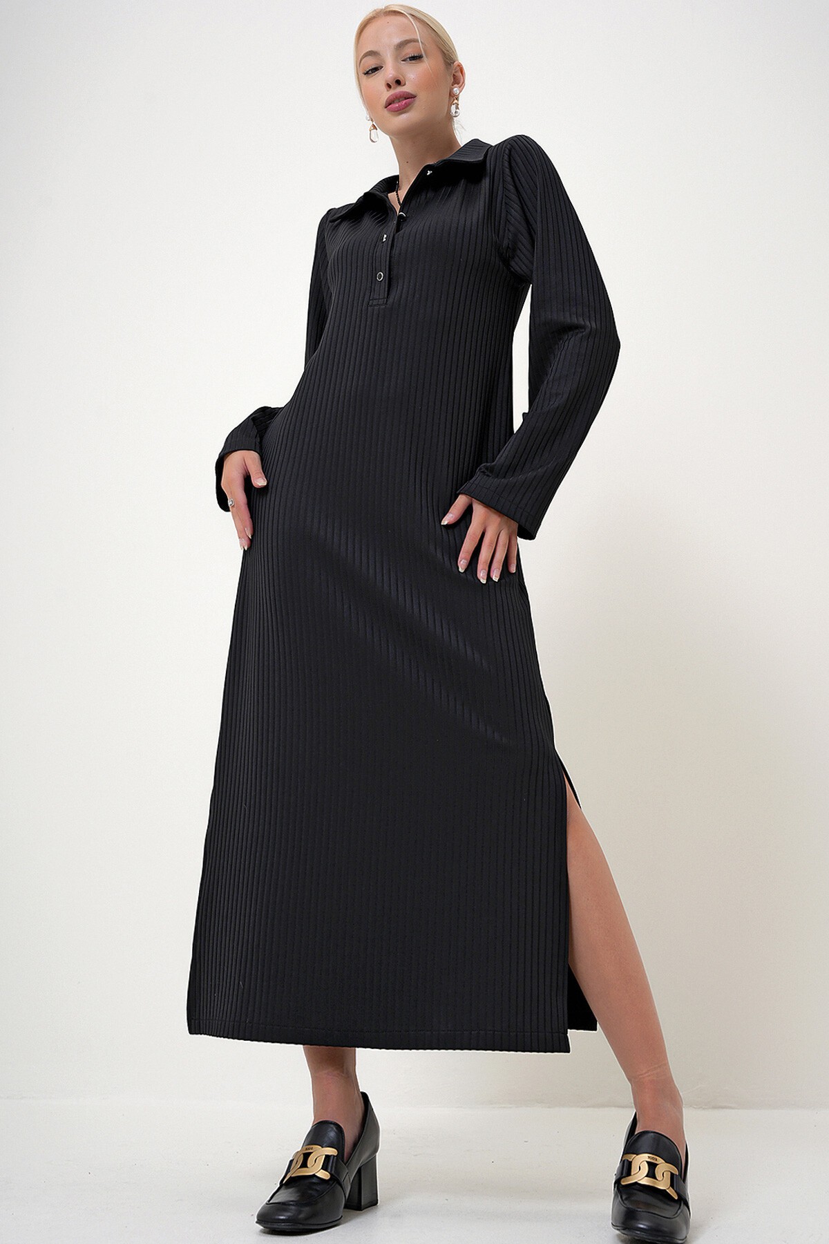 Siyah Polo Yaka Düğme Kapamalı Çift Yırtmaçlı Uzun Elbise