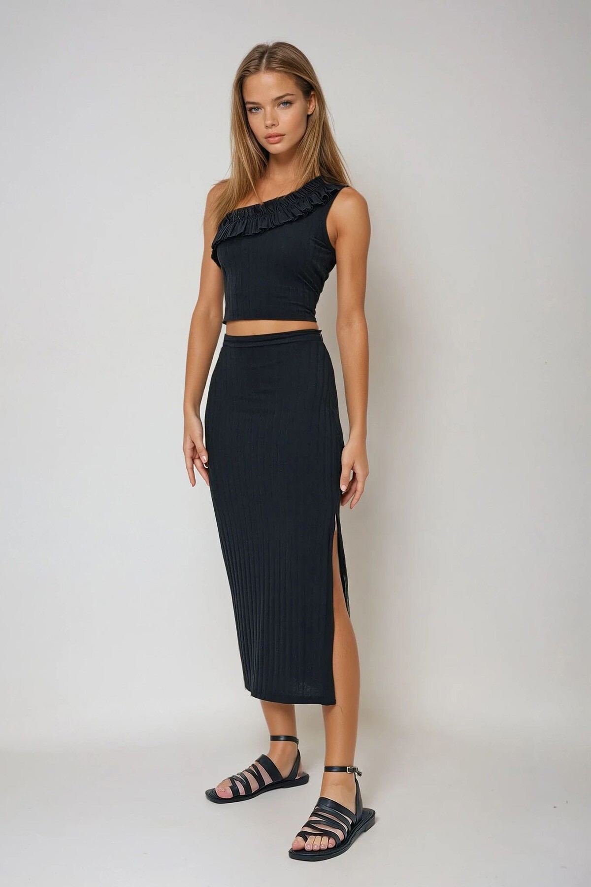 Siyah Tek Omuz Askılı Fırfırlı Bluz Ve Yırtmaçlı Etek Takım