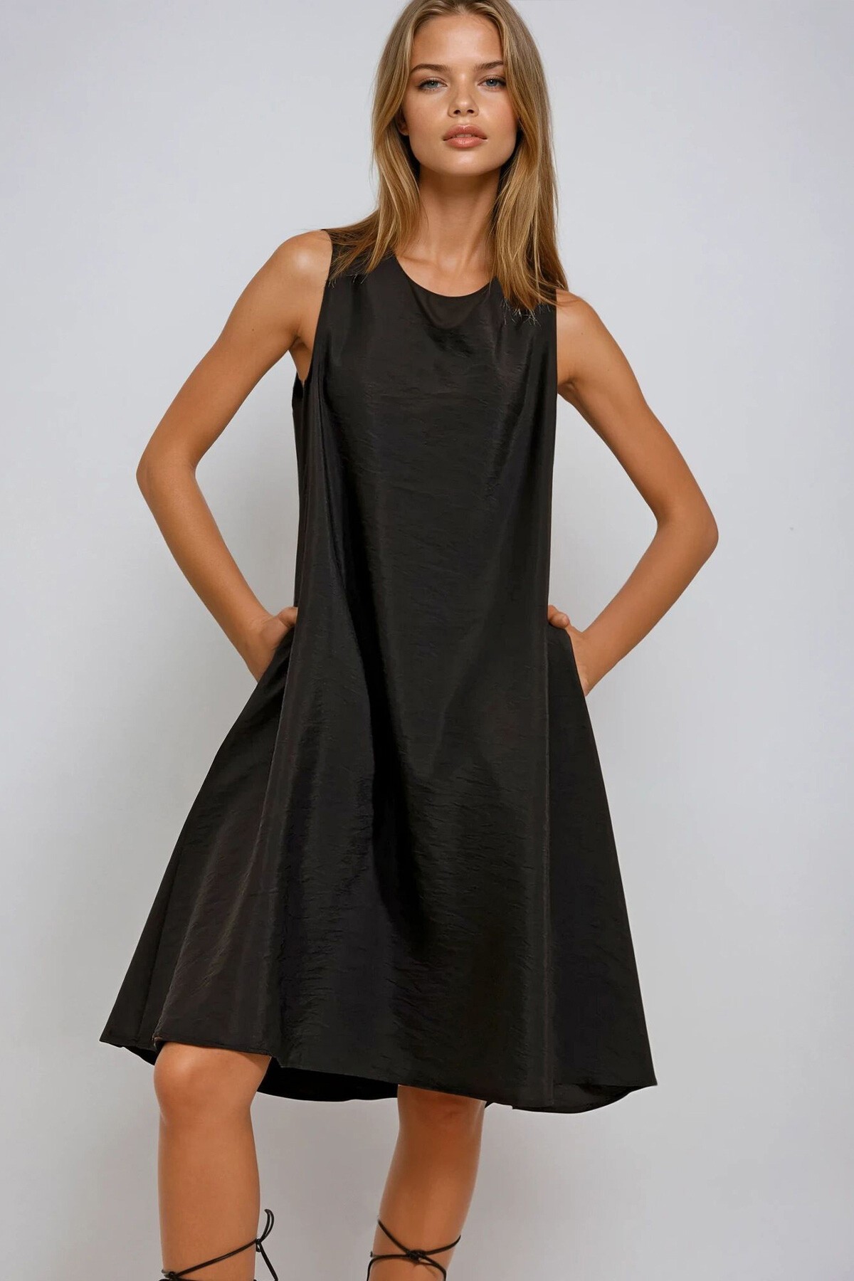 Siyah V Yaka Çift Cepli Aerobin Dokuma Elbise