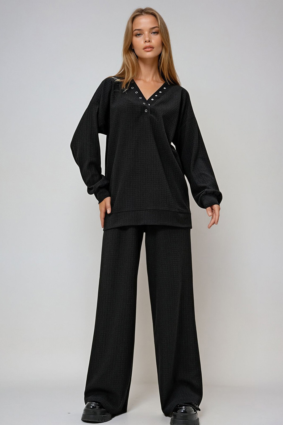 Siyah V Yaka Çıtçıt Detaylı Bürümcük  Bluz Ve Geniş Paça Pantolon Takım