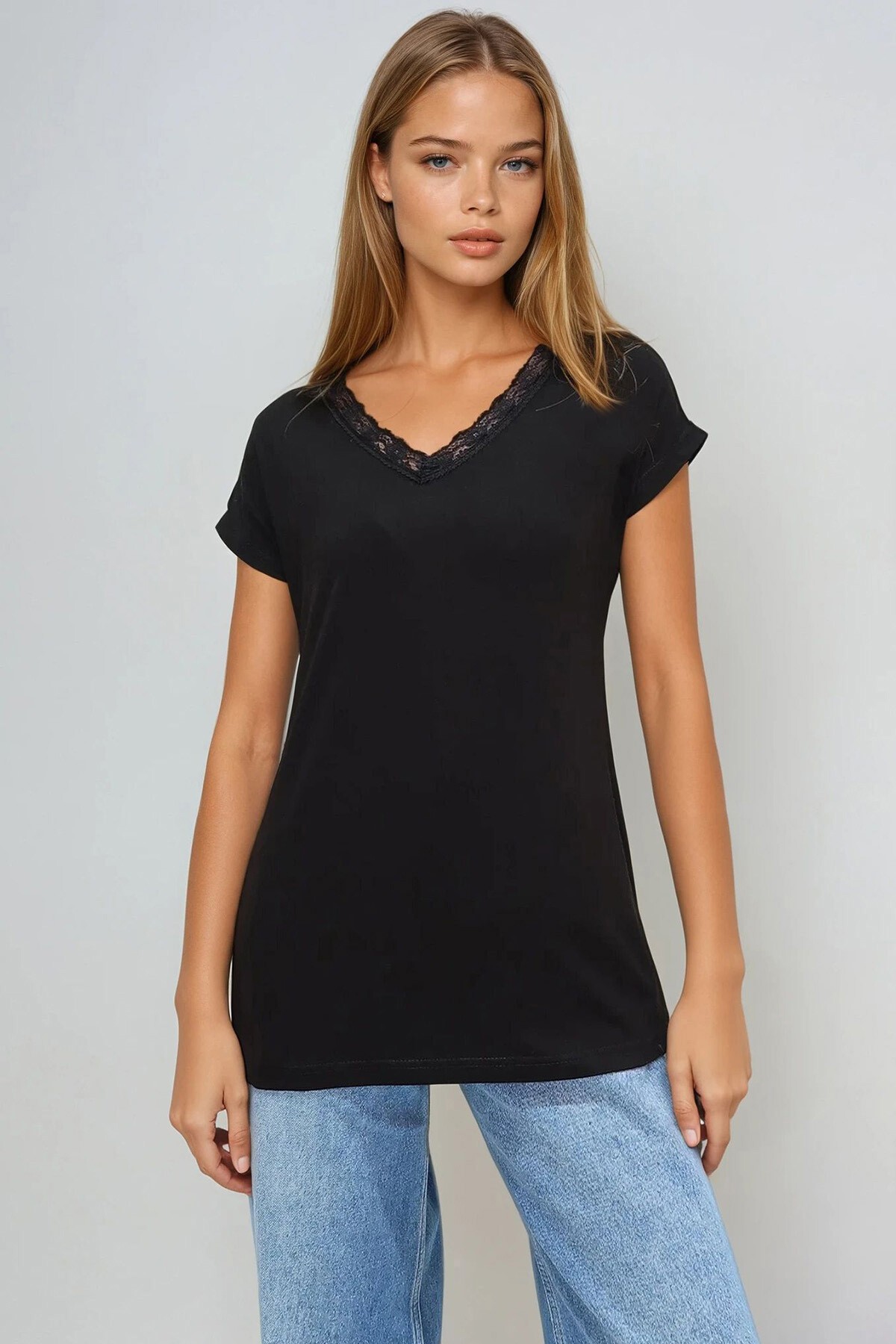 Siyah V Yaka Dantel Detaylı Sıfır Kol T Shırt
