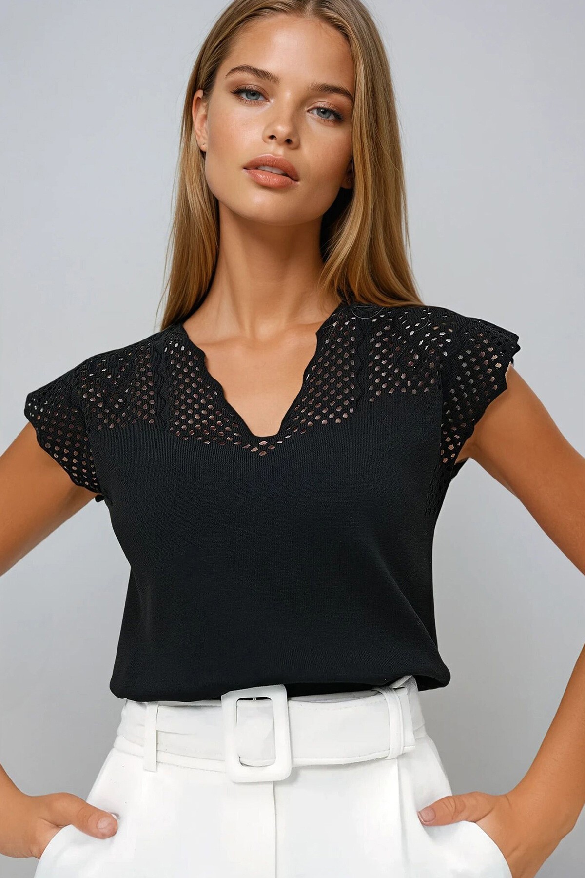 Siyah V Yaka Delik Ajurlu Mevsimlik Triko Bluz