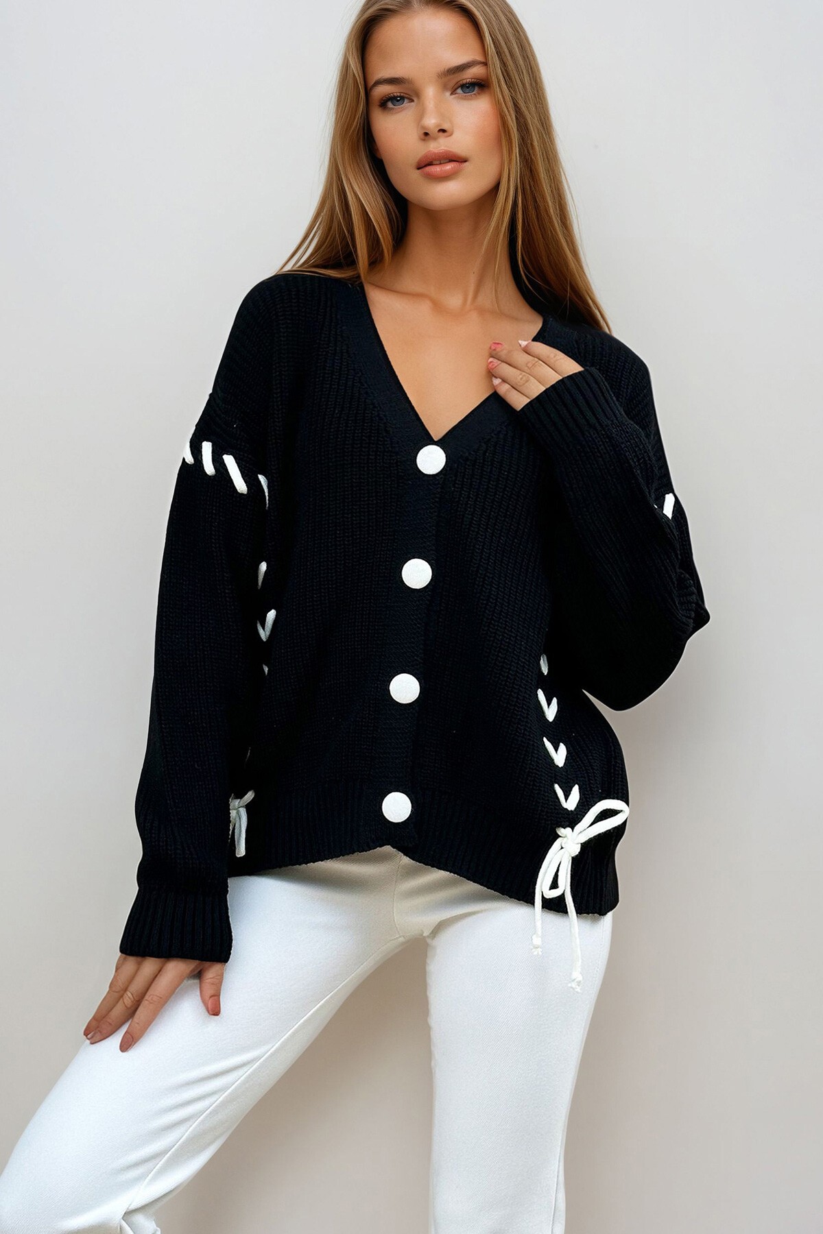 Siyah V Yaka Düğmeli Bağcık Detaylı Örme Triko Hırka