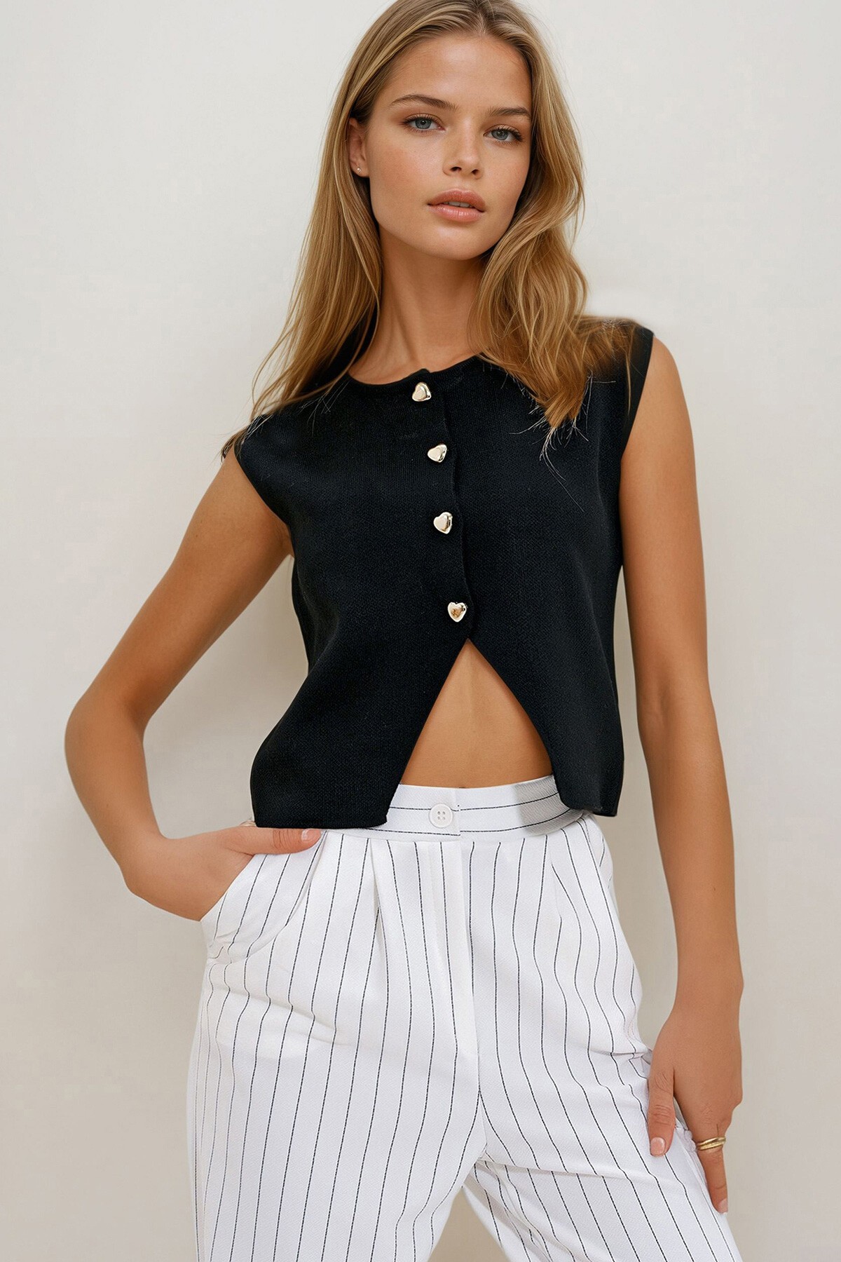 Siyah V Yaka Gold Düğme Detaylı Triko Yelek