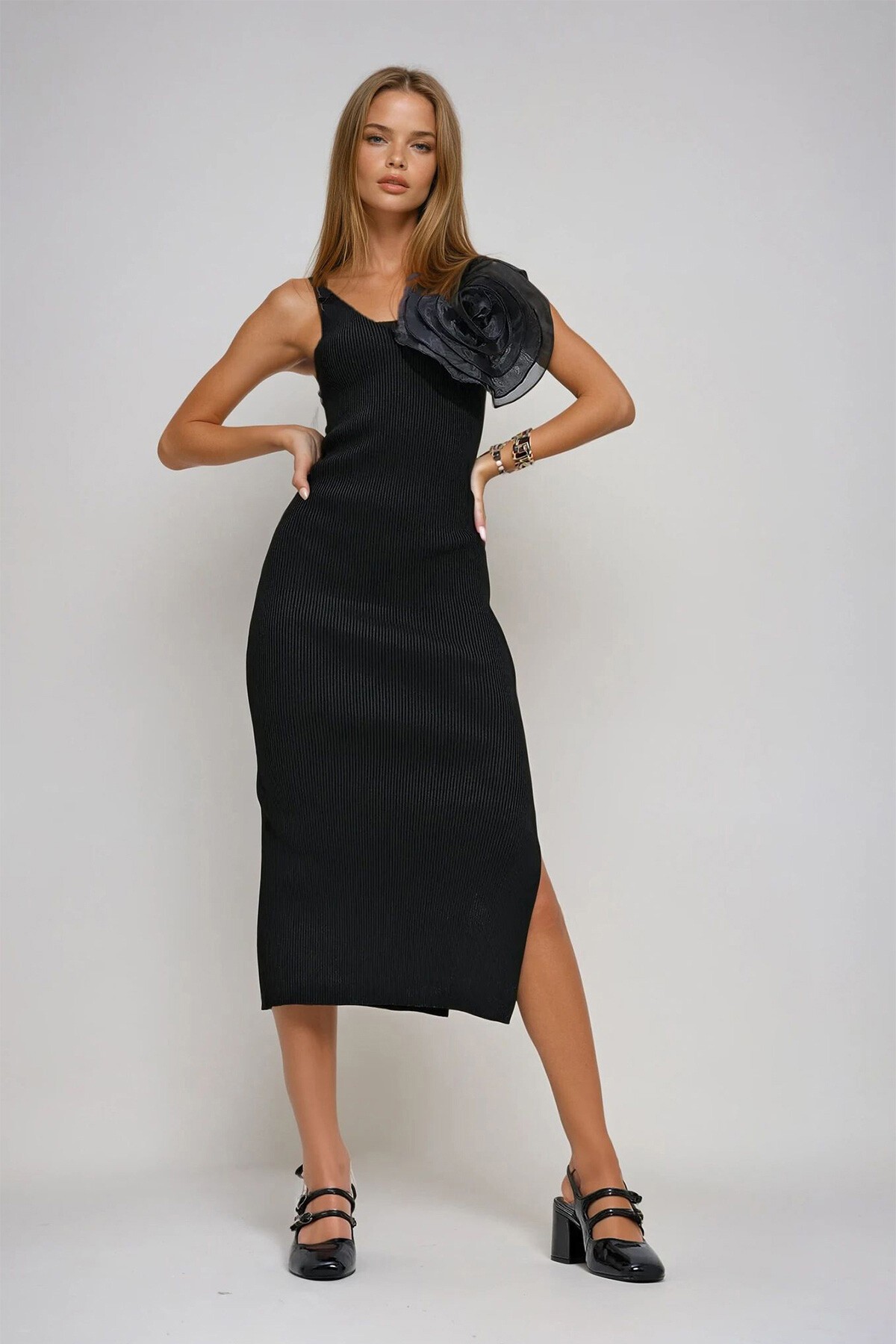 Siyah V Yaka Gül Aksesuarlı Triko Midi Boy Elbise