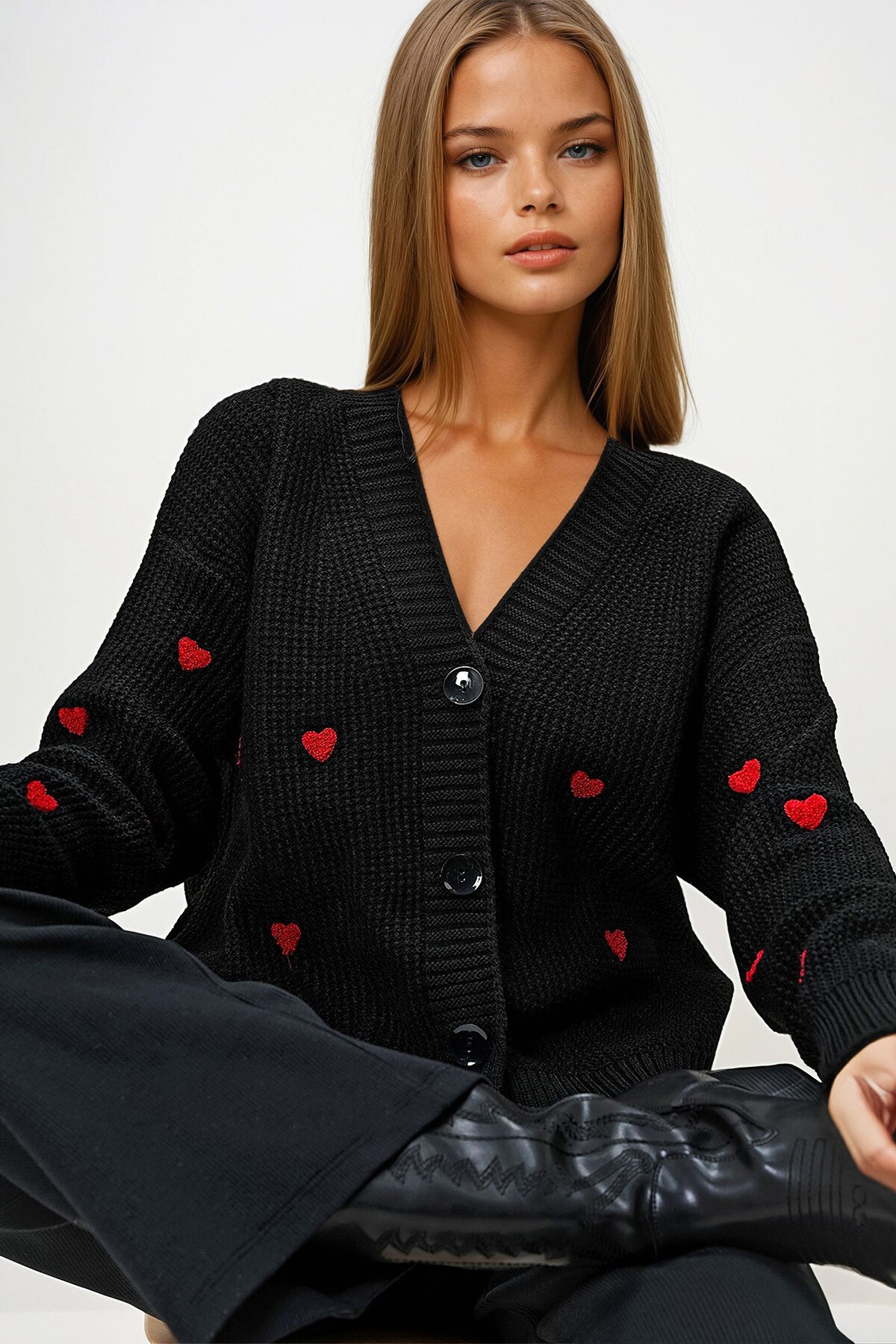 Siyah V Yaka Kalp Nakışlı Triko Hırka