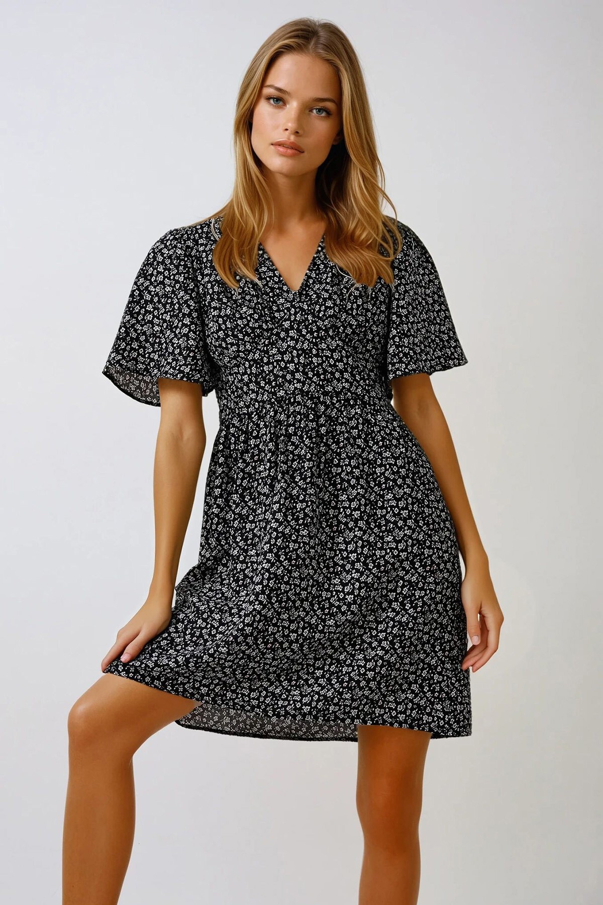 Siyah V Yaka Kısa Kol Çiçek Desenli Eteği Volanlı Dokuma Elbise