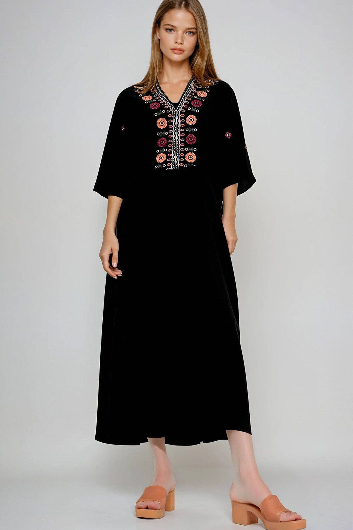 Siyah V Yaka Nakışlı Dokuma Elbise
