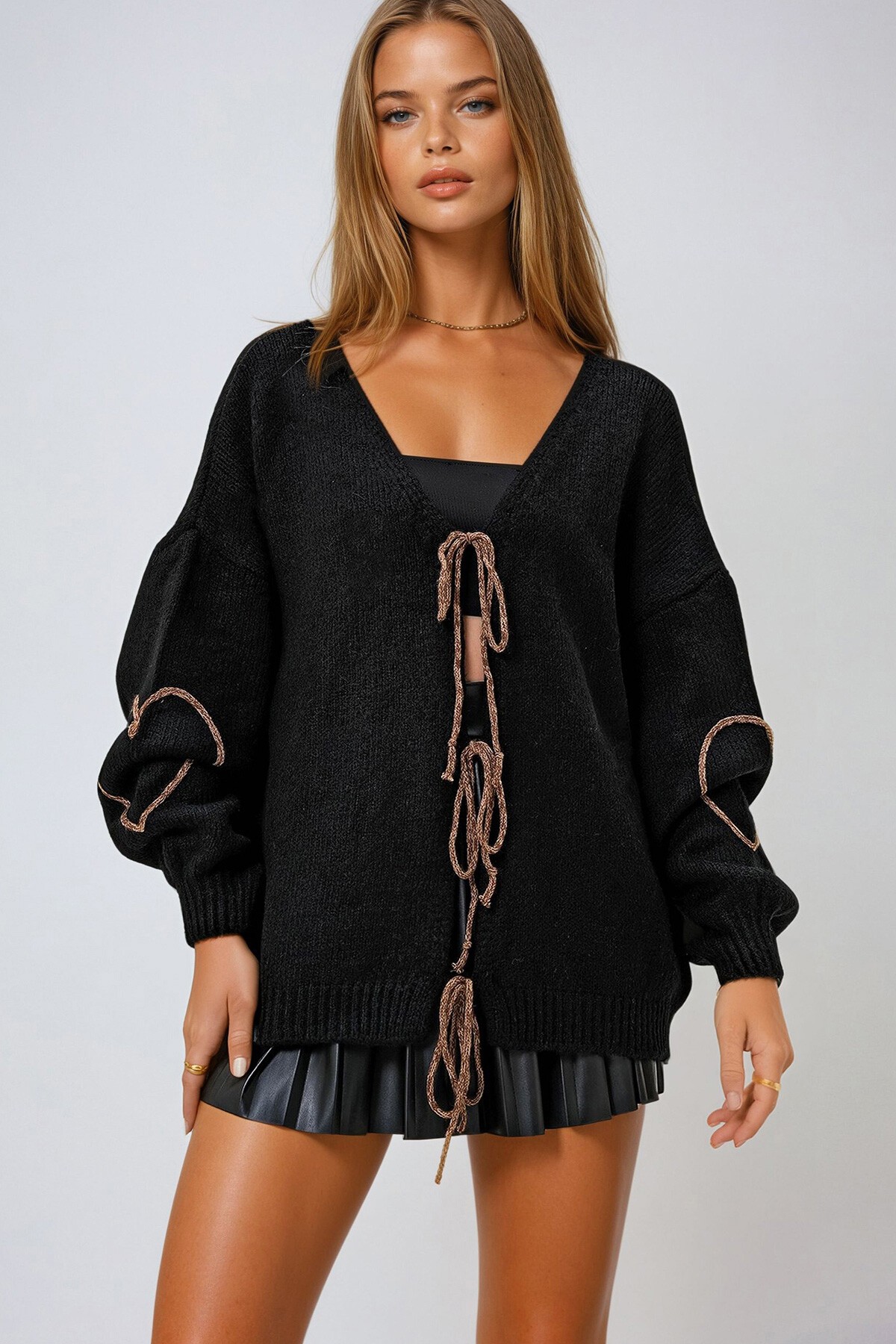 Siyah V Yaka Önden Bağlamalı Kolu Kordon İşlemeli Triko