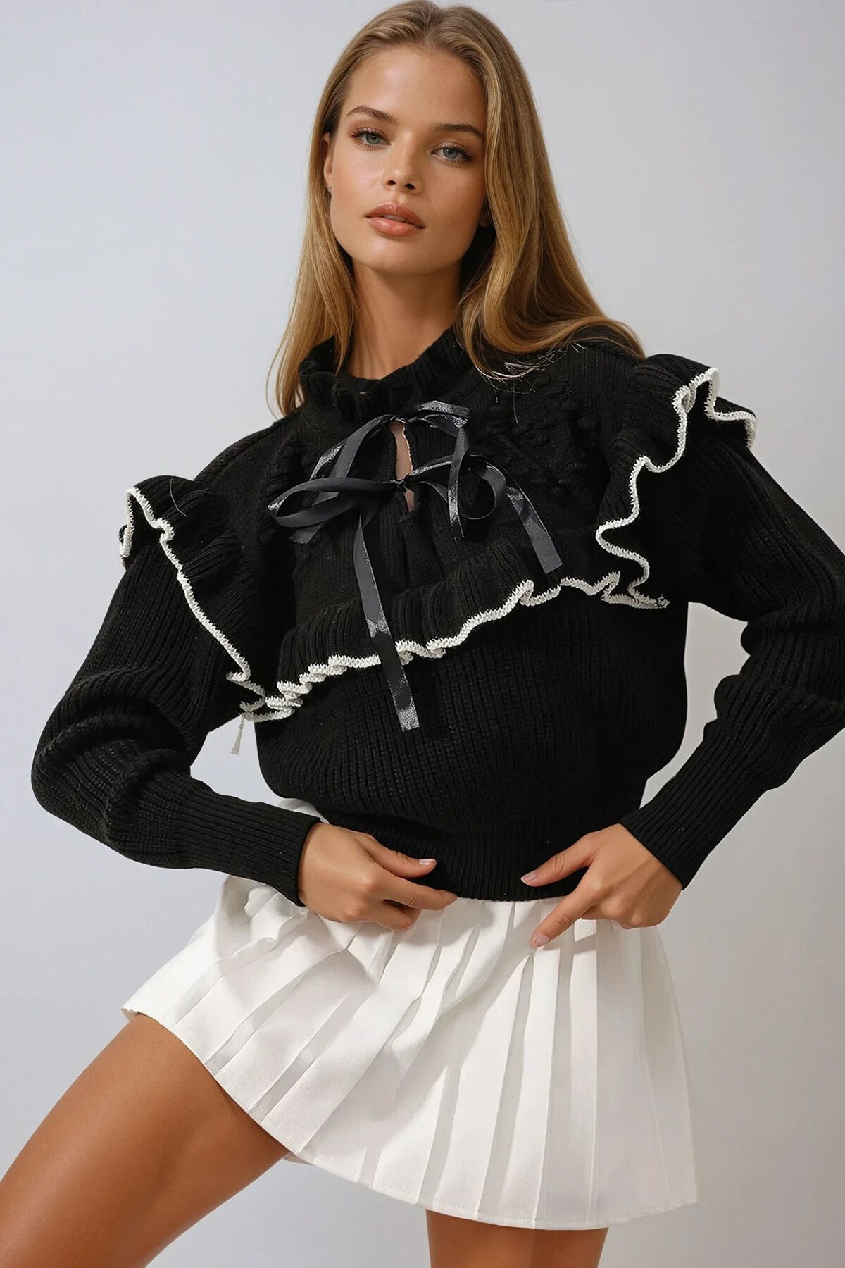 Siyah Yaka Bağlama Detaylı Fırfırlı Selanik Örgü Crop Kazak