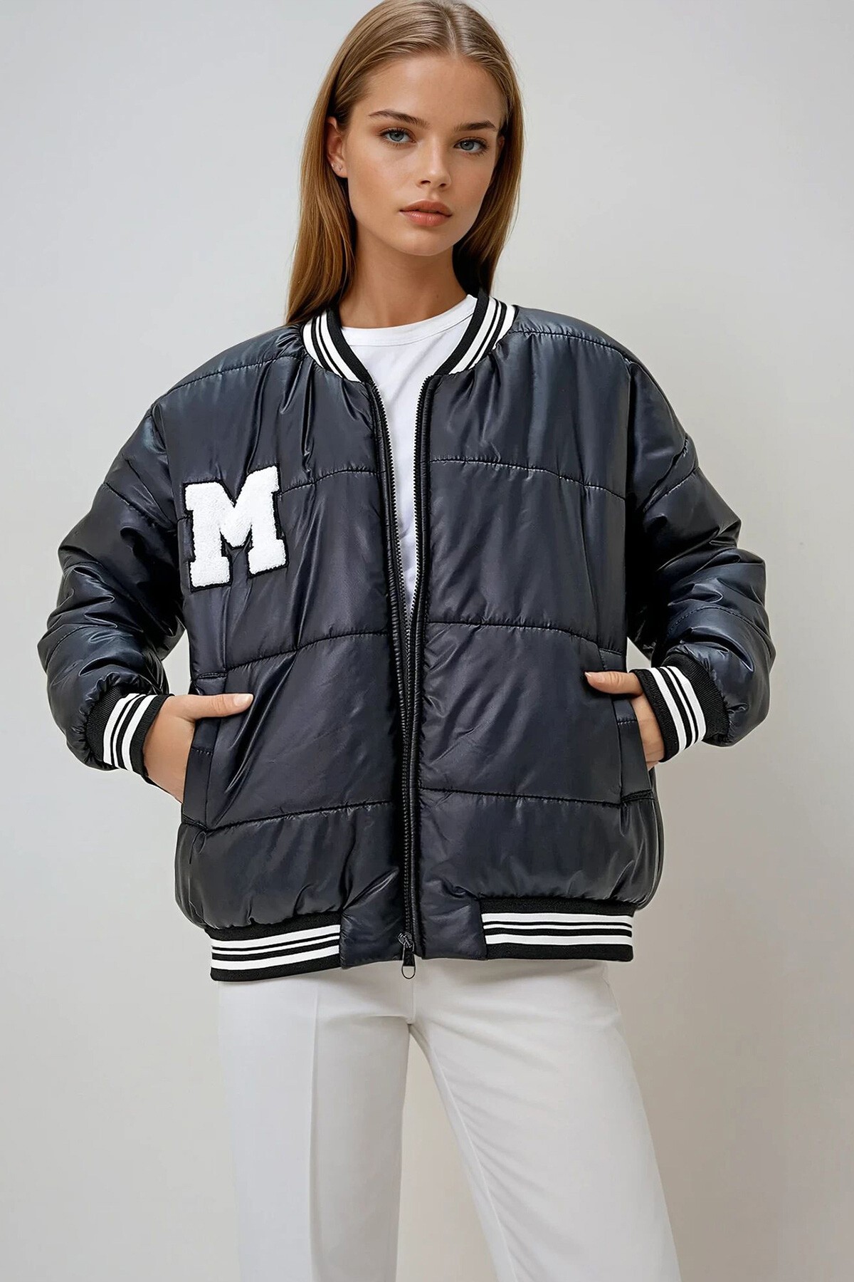 Siyah Yakası Ribanalı Arma Detaylı Puffer Mont