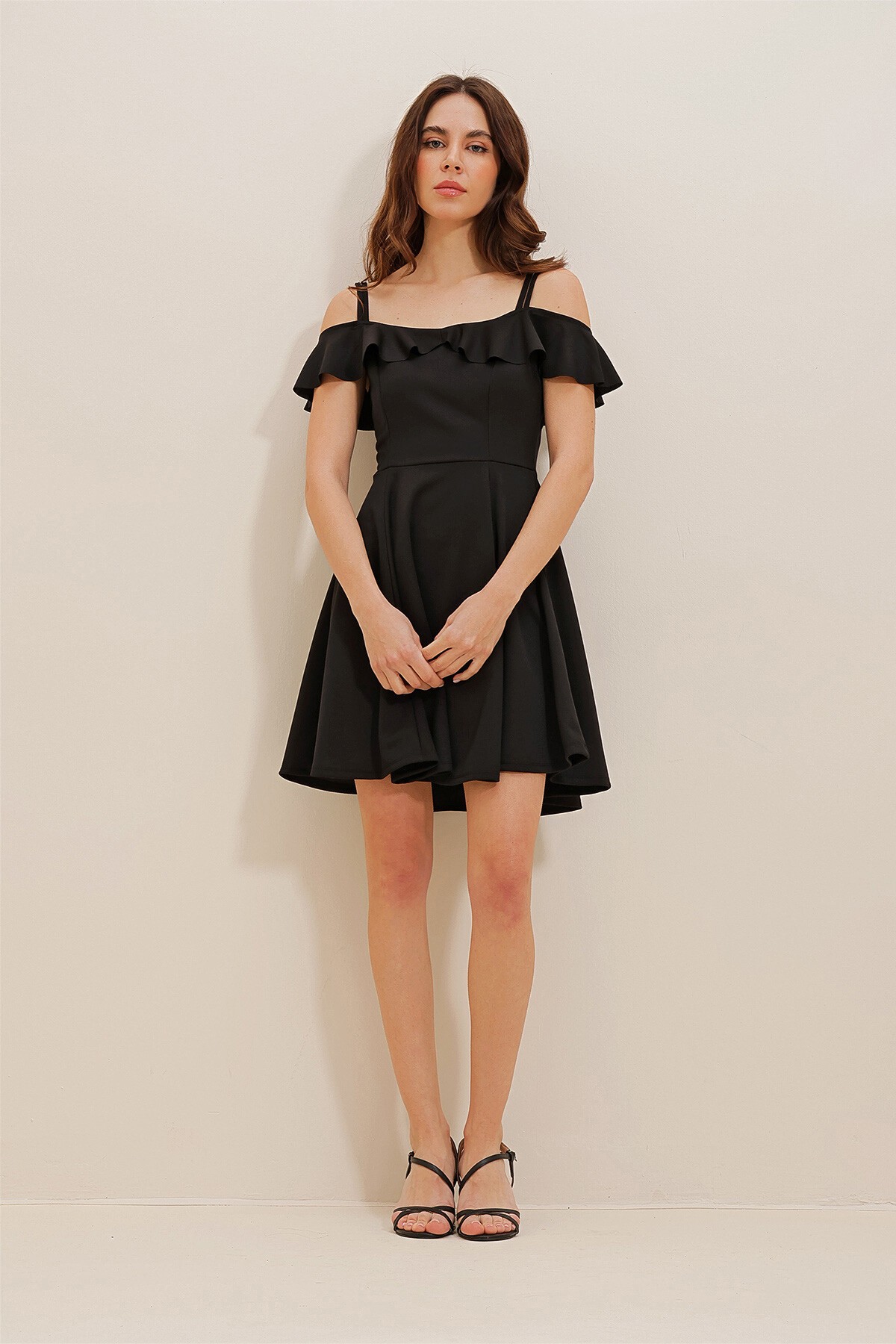 Siyah Yakası Volanlı Askılı Kloş Etekli Mini Elbise