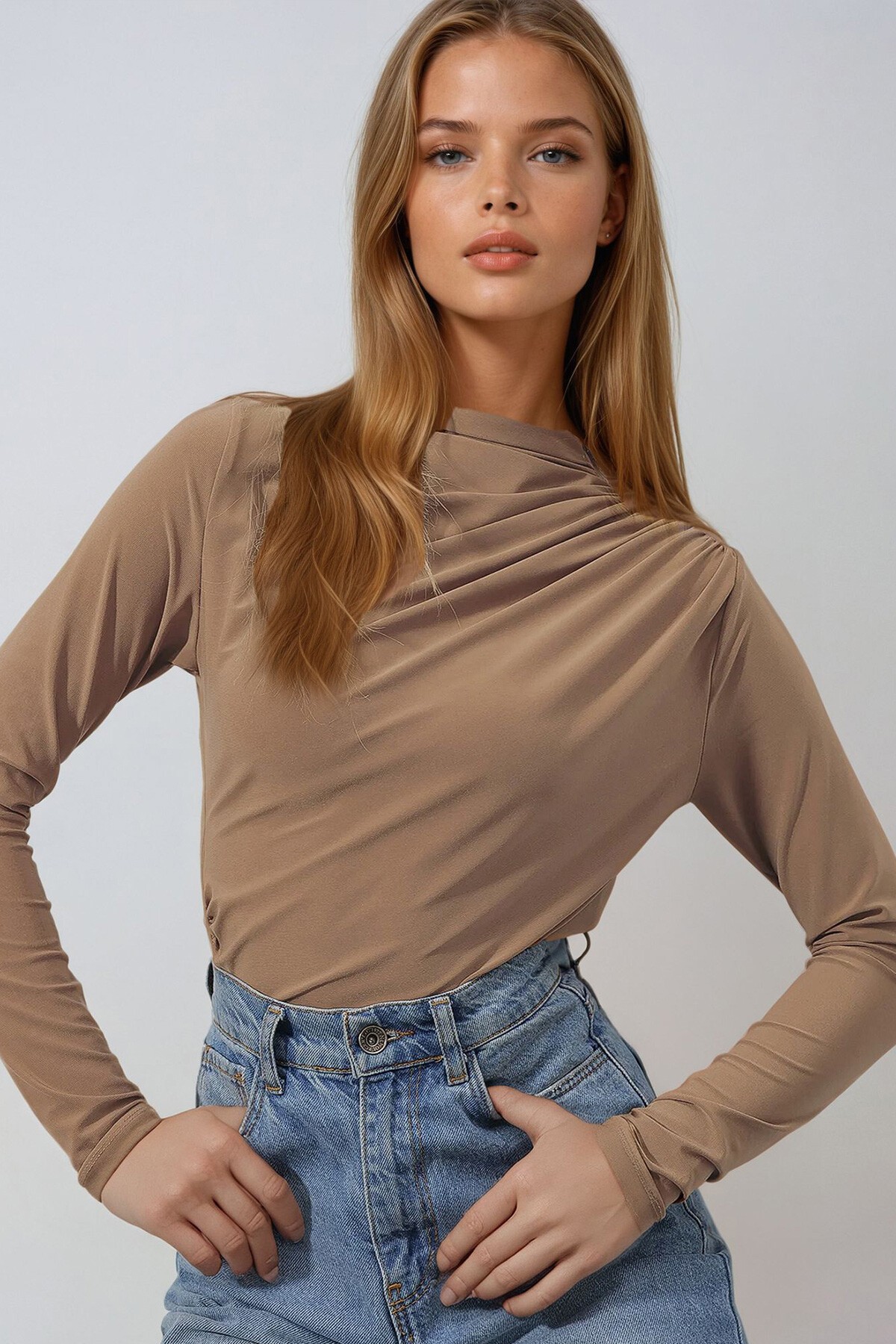 Sütlü Kahve Dik Yaka Omzu Drapeli Sandy Crop Bluz