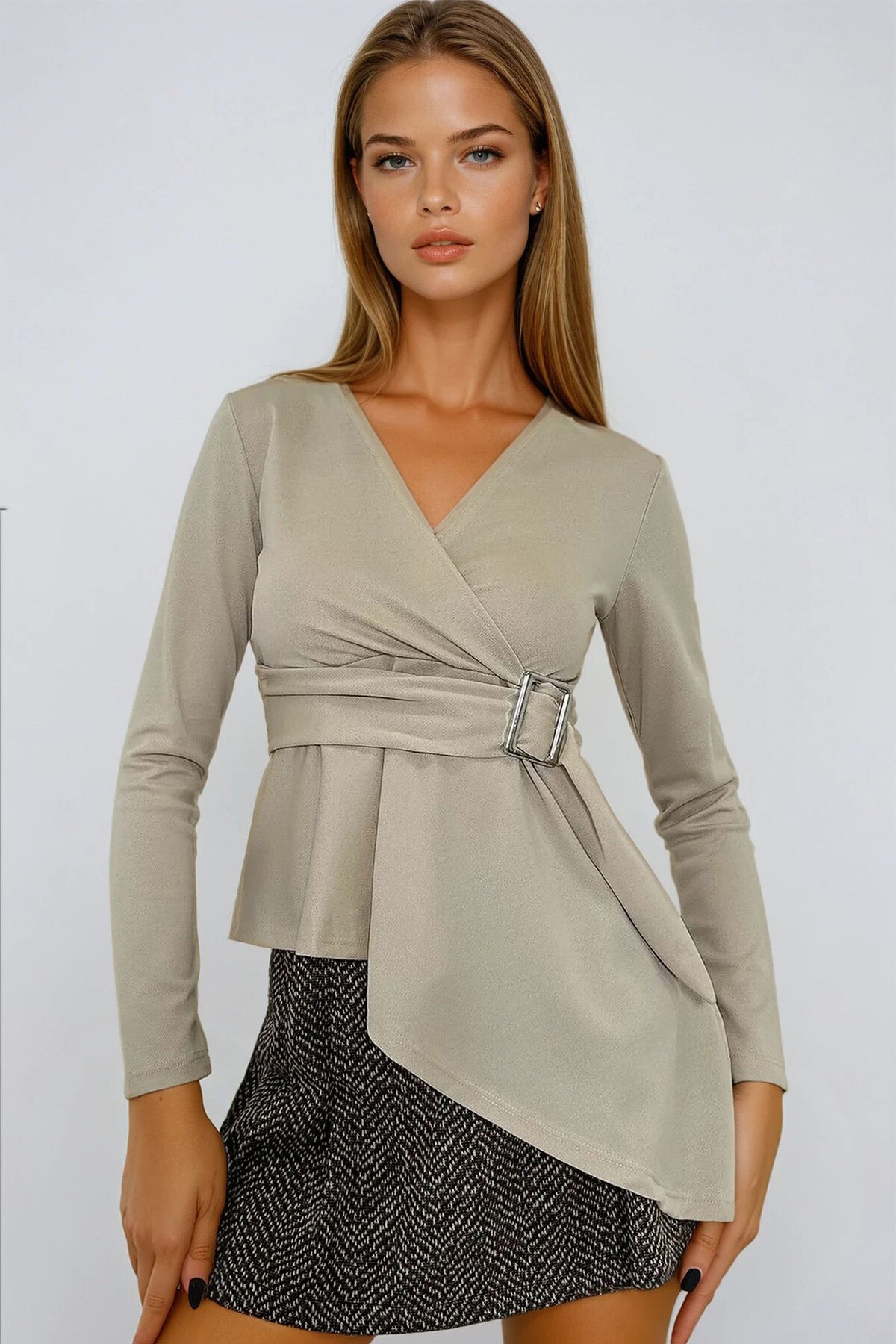 Taş V Yaka Asimetrik Kesim Beli Kemer Detaylı Kruvaze Sandy Bluz