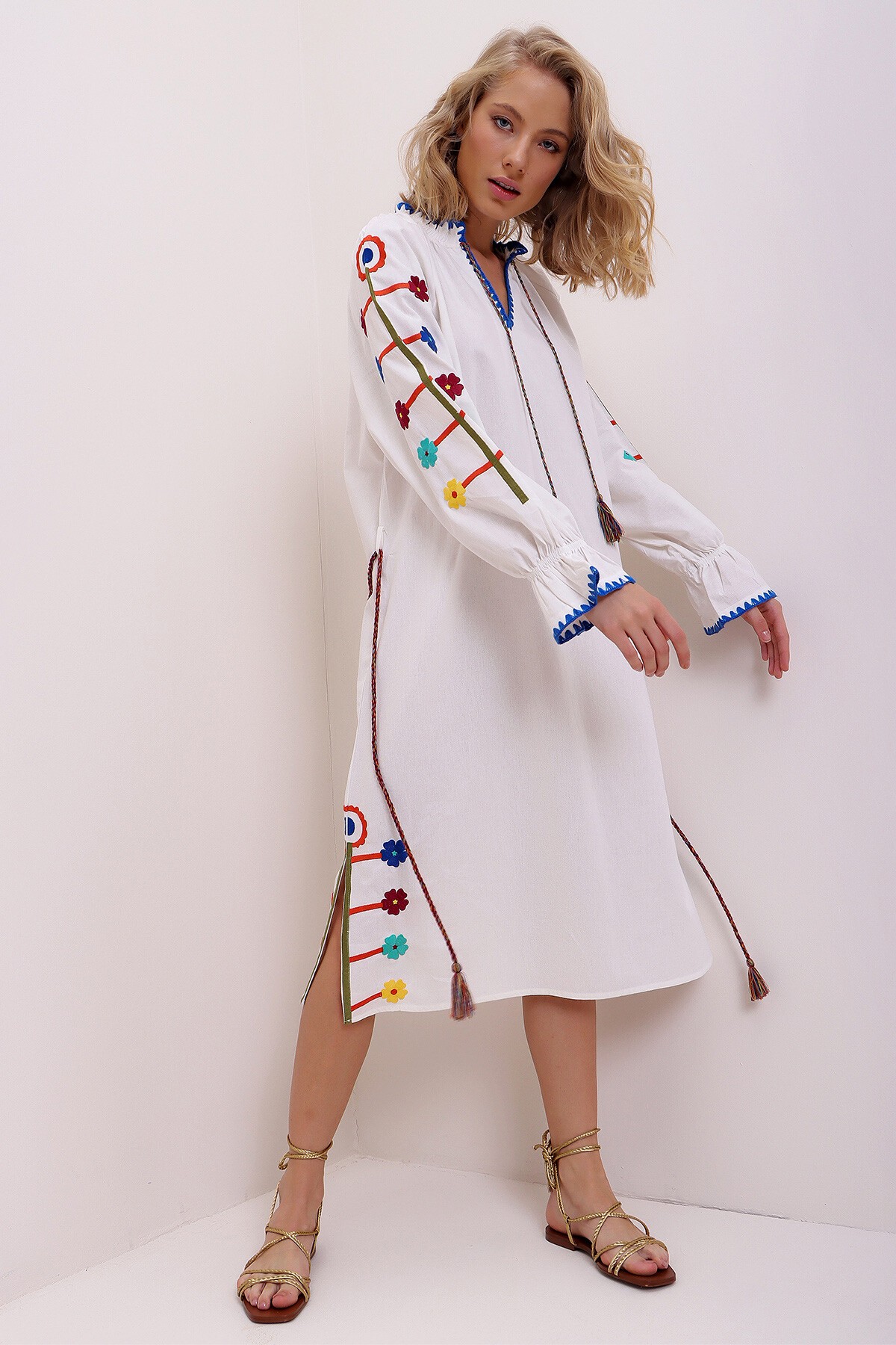 Ekru V Yaka Nakış İşlemeli Keten Karışımlı Dokuma Elbise Esq0064