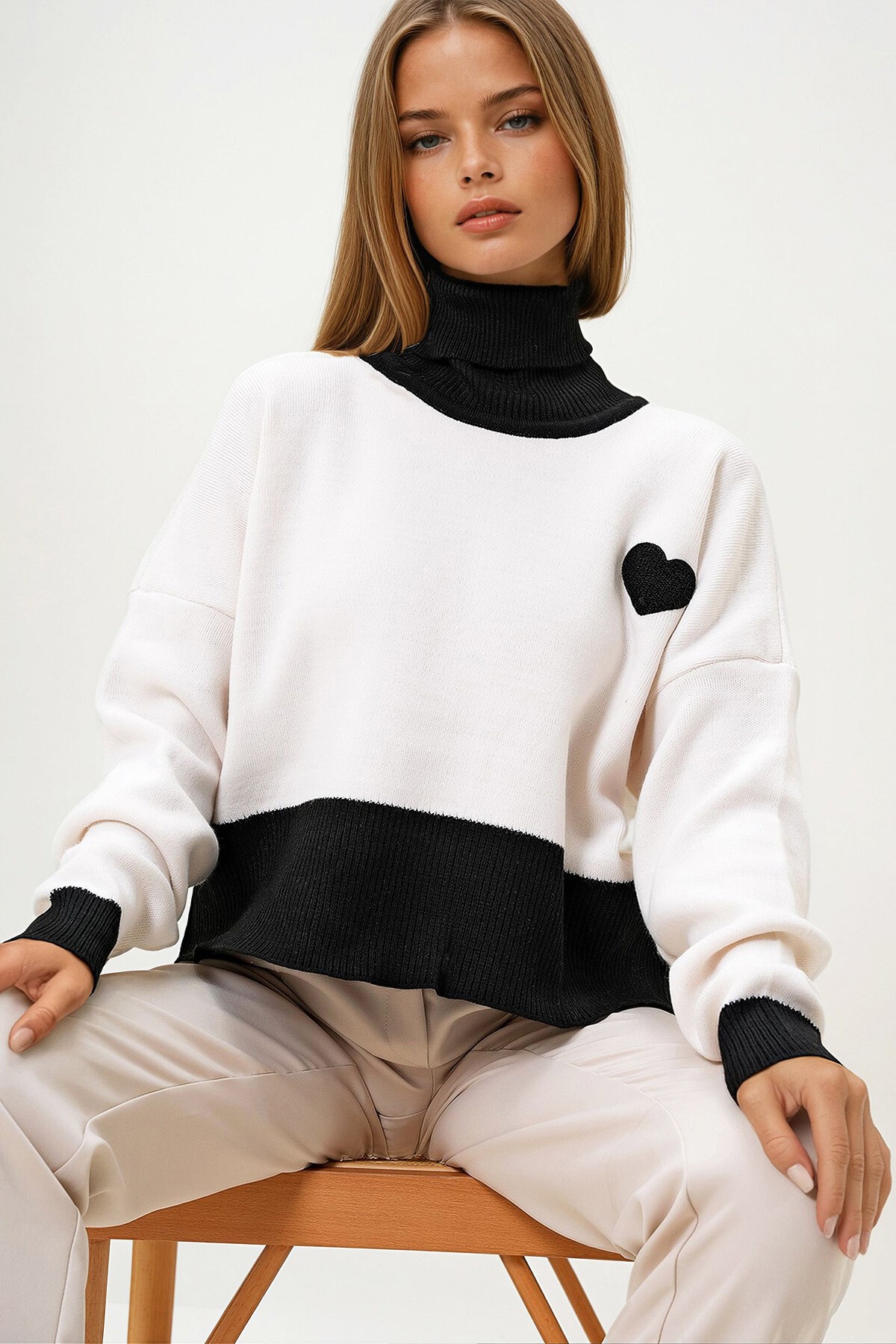 Vanilya Balıkçı Yaka Renk Bloklu Kalpli Crop Kışlık Triko Kazak