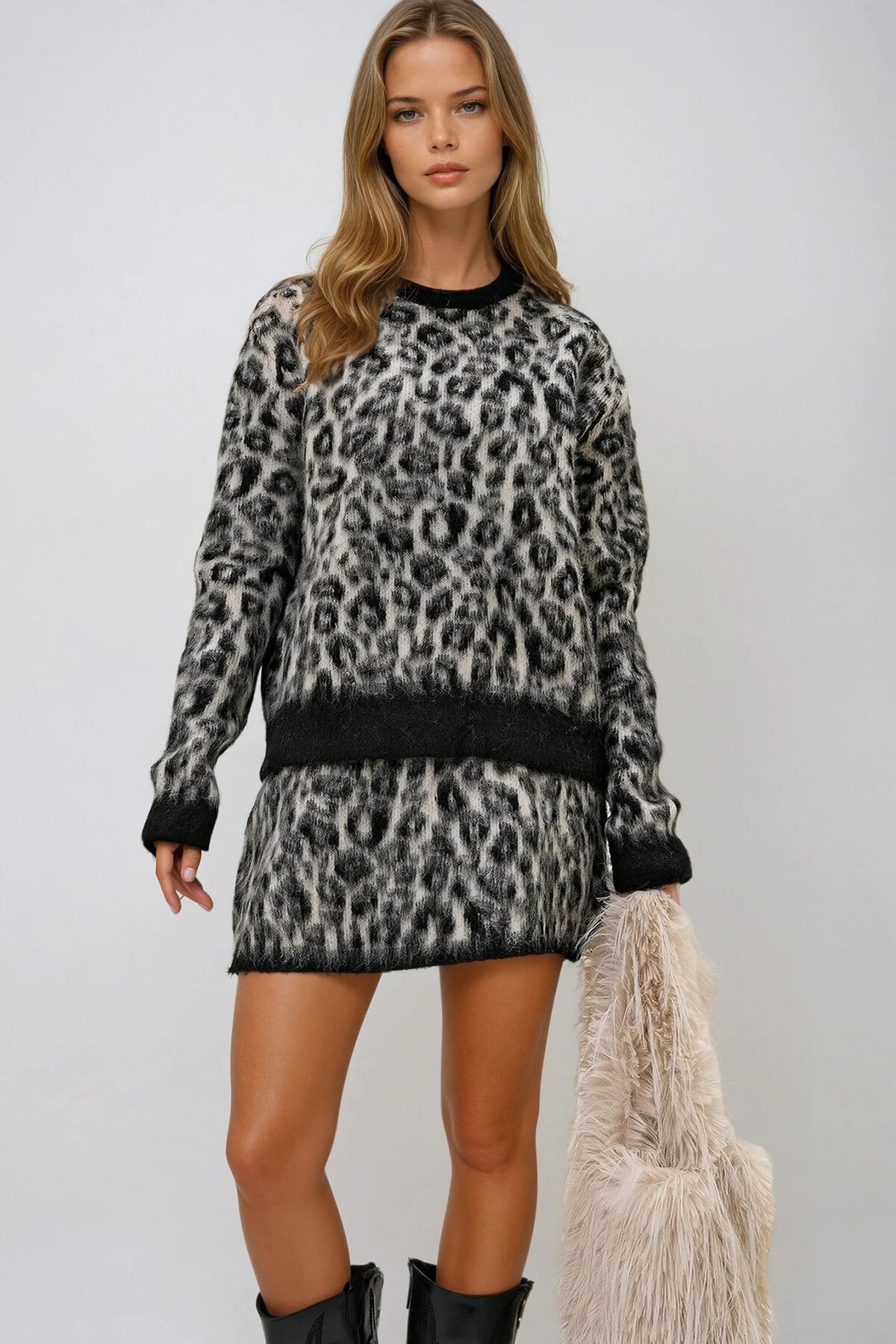 Vizon Bisiklet Yaka Leopar Desenli Yumoş Kazak Ve Etek Takım