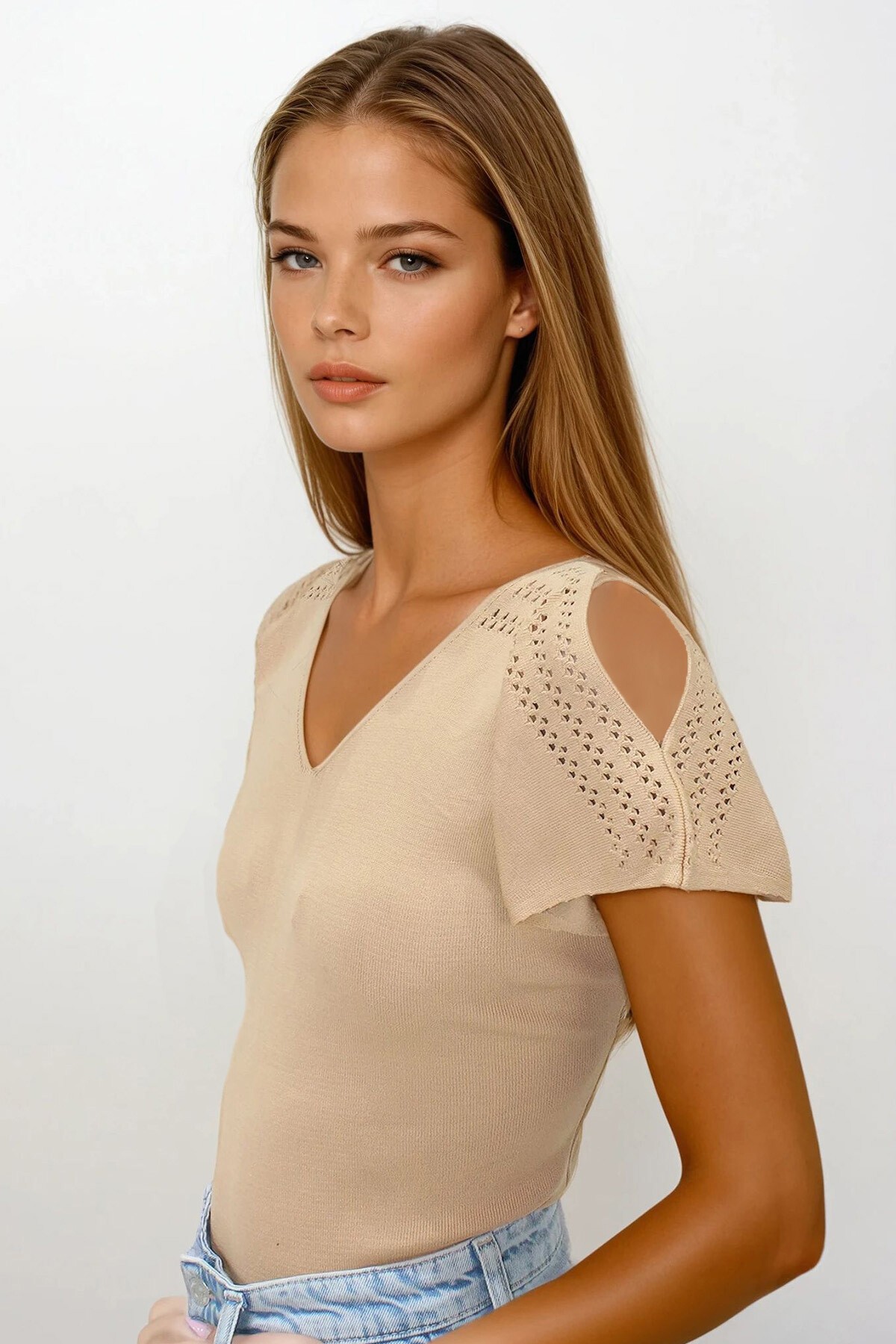 Bej Ajurlu Kolları Yırtmaç Detaylı Triko Bluz