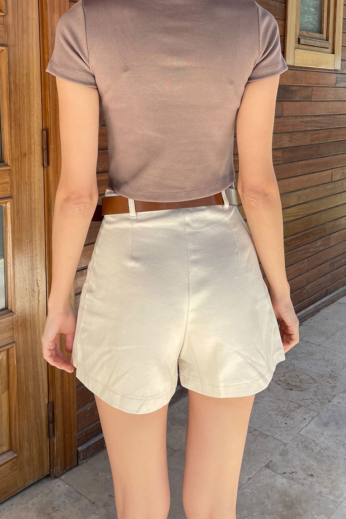 Bej Beli Kemerli Pileli Gabardin Şort Etek