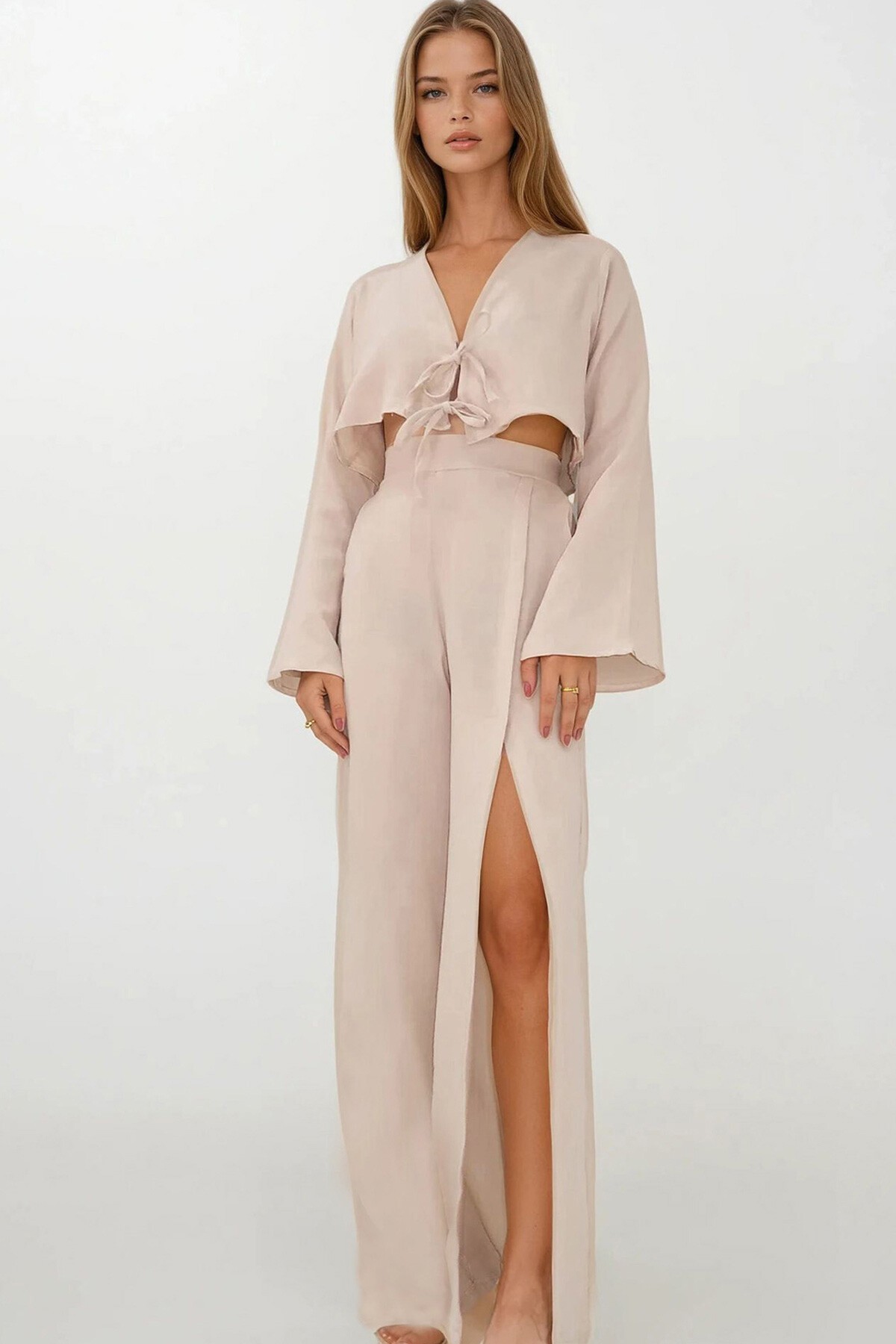 Bej Beli Lastikli Çift Cepli Yırtmaç Detaylı Pantolon Ve Bağlama Detaylı Crop Bluz Müslin Takım