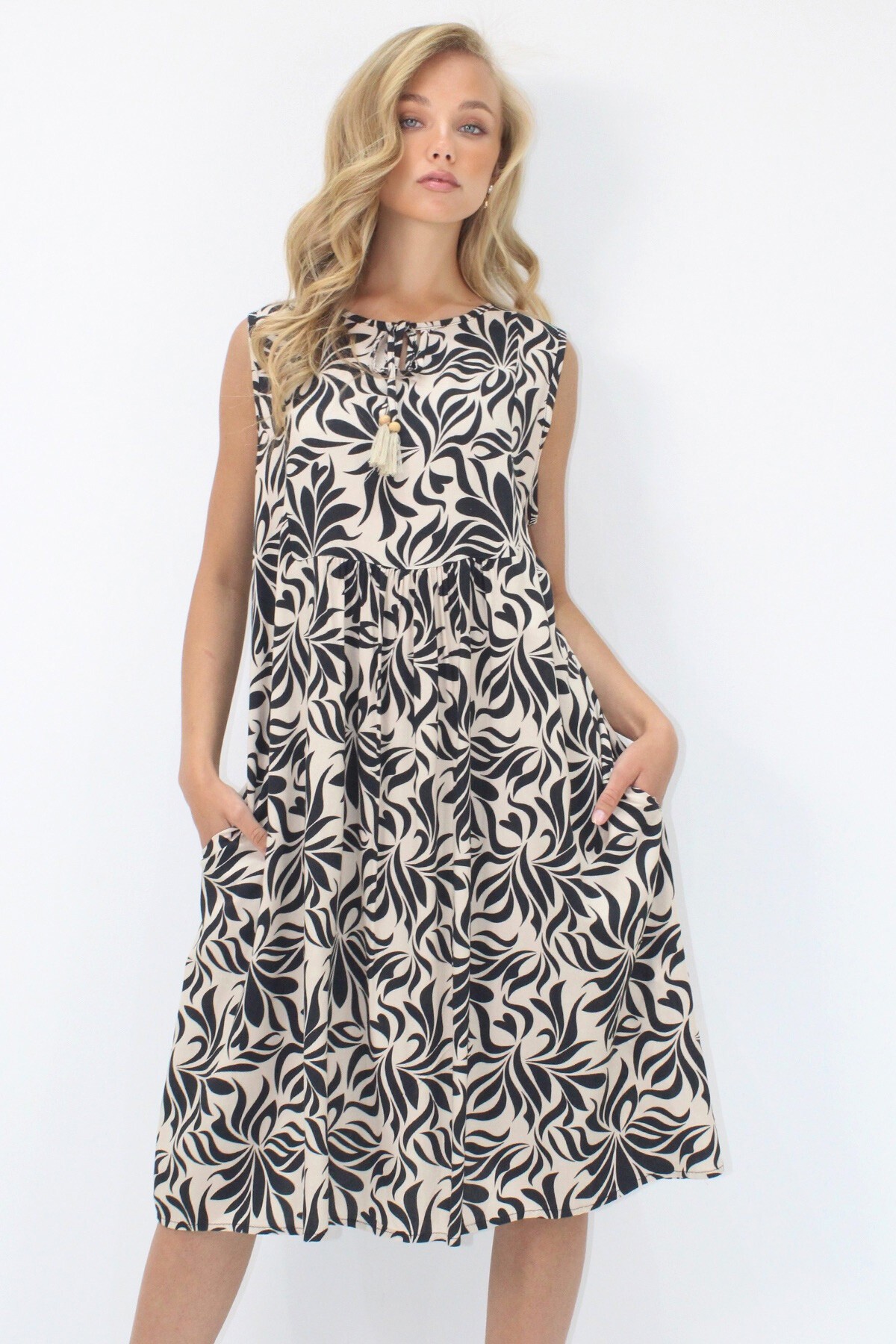 Bej Bisiklet Yaka Bağlama Detaylı Desenli Çift Cepli Dokuma Viskon Elbise