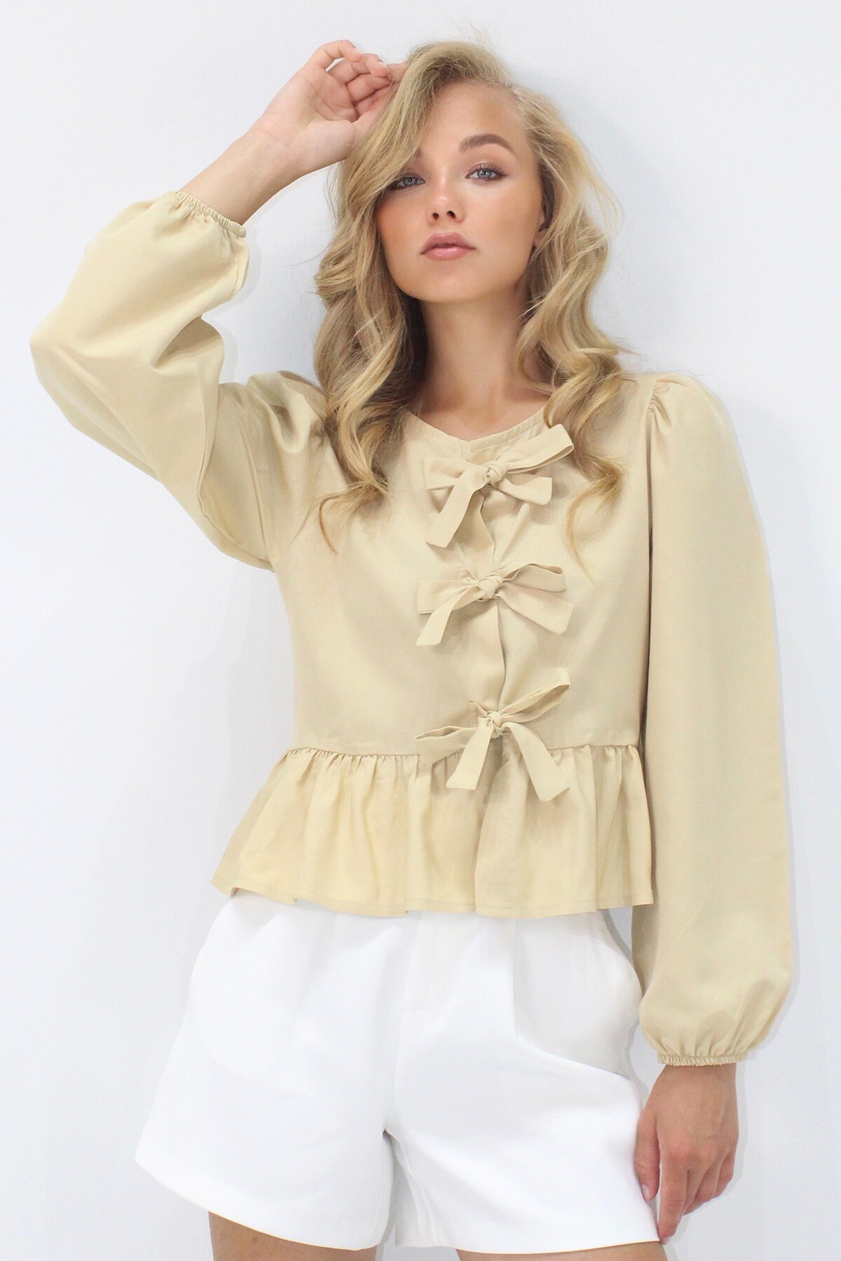 Bej Bisiklet Yaka Fiyonk Bağlamalı Prenses Kol Poplin Bluz