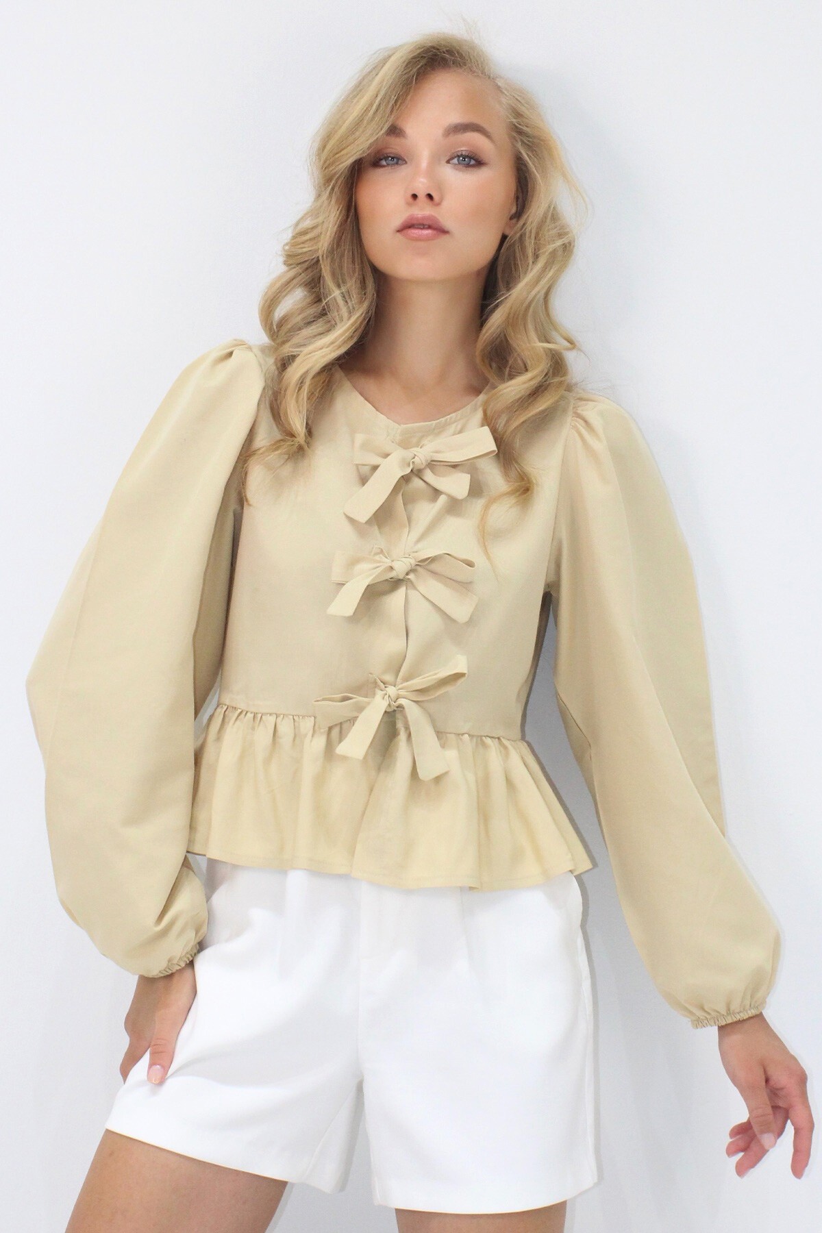 Bej Bisiklet Yaka Fiyonk Bağlamalı Prenses Kol Poplin Bluz