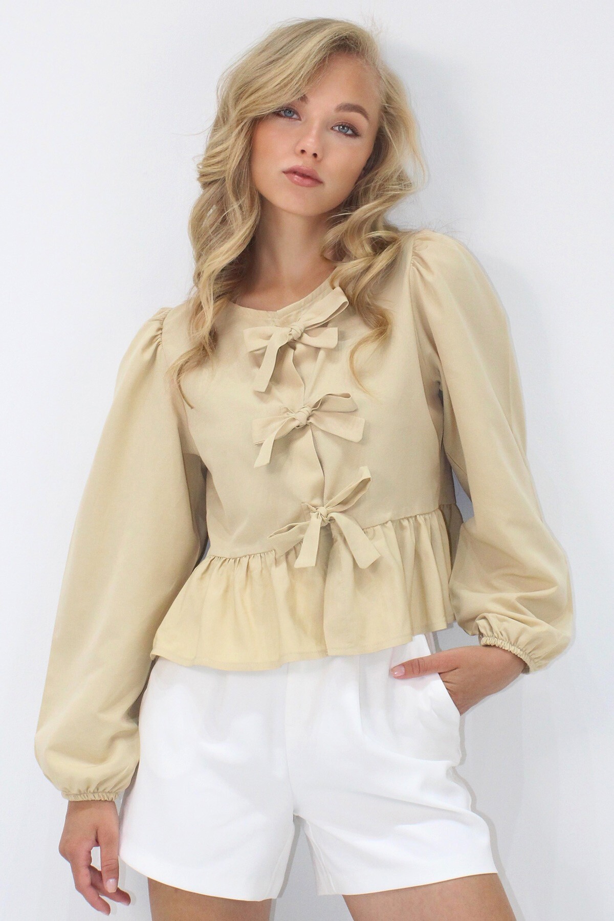 Bej Bisiklet Yaka Fiyonk Bağlamalı Prenses Kol Poplin Bluz