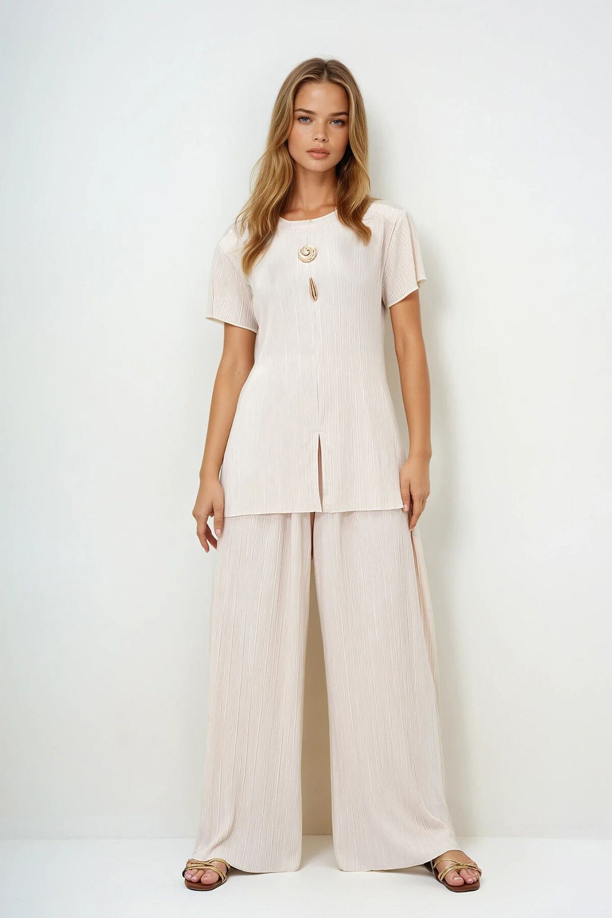 Bej Bisiklet Yaka Gold Düğme Detaylı Yırtmaçlı Pliseli Bluz Ve Pantolon Takım