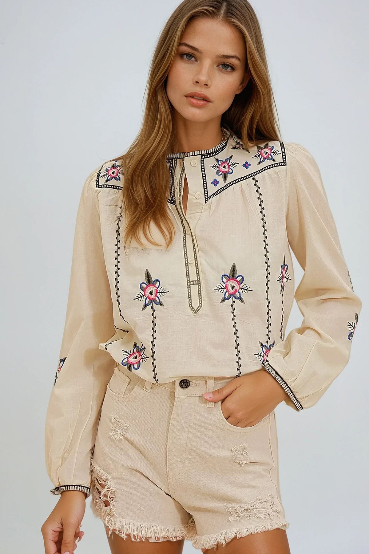 Bej Bisiklet Yaka Nakışlı Düğme Detaylı Dokuma Bluz