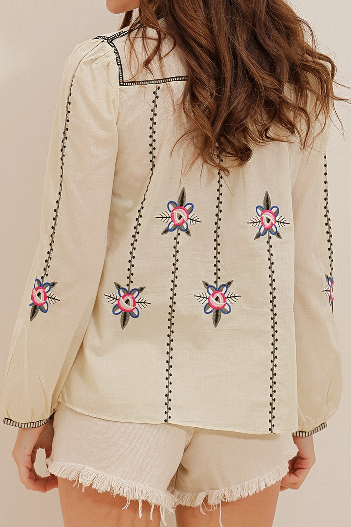 Bej Bisiklet Yaka Nakışlı Düğme Detaylı Dokuma Bluz