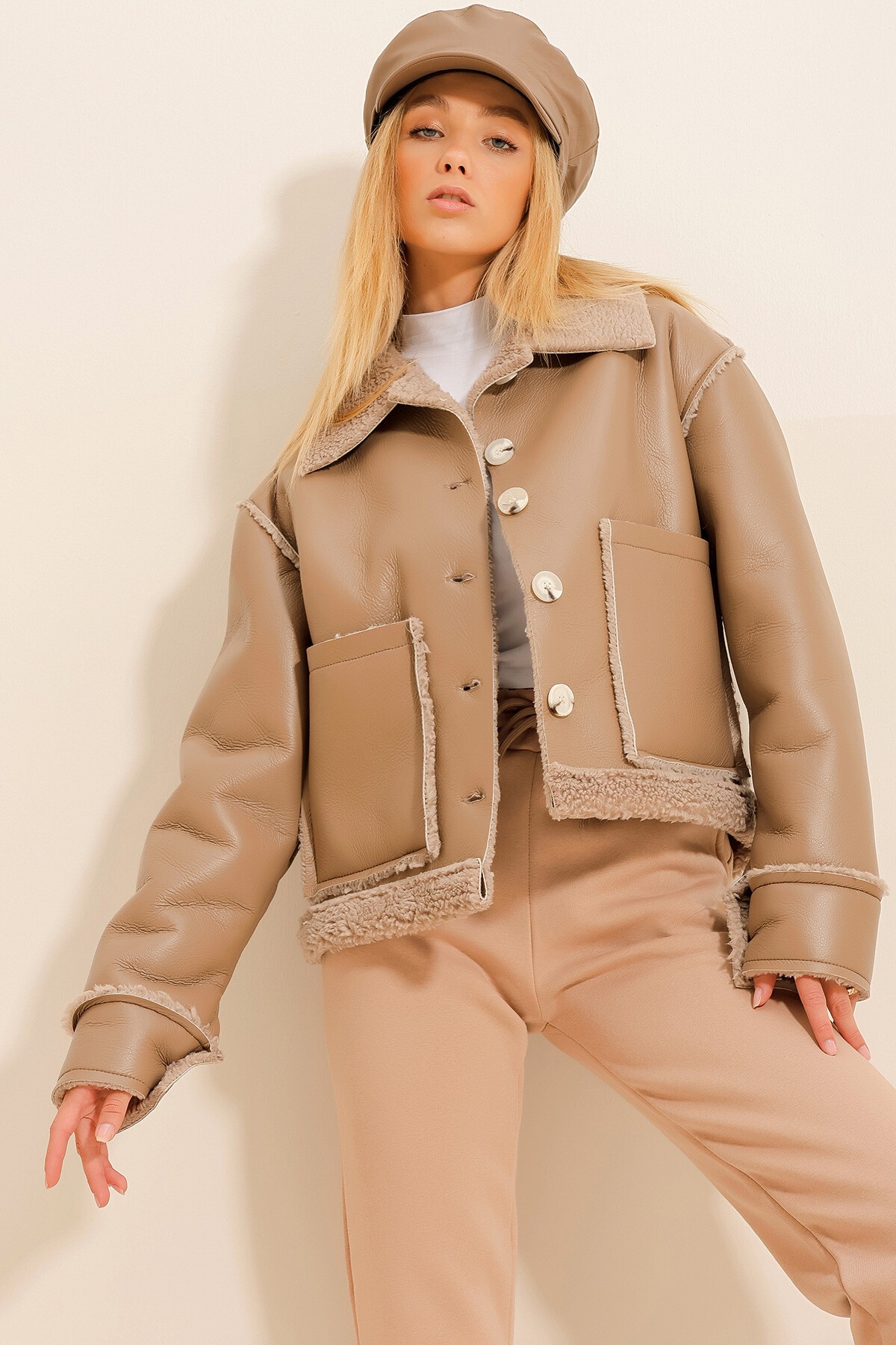 Bej Çift Cepli İçi Kürklü Suni Deri Mont