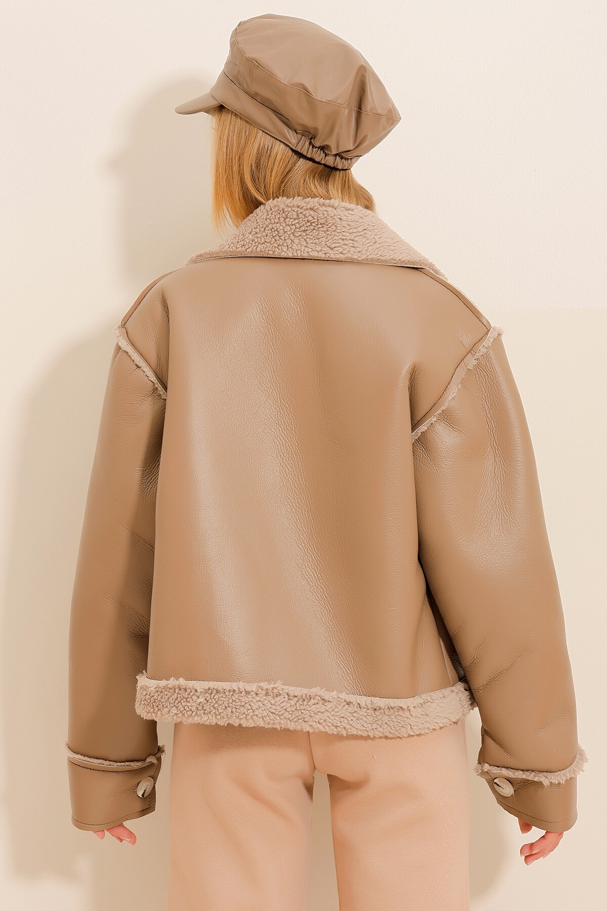 Bej Çift Cepli İçi Kürklü Suni Deri Mont