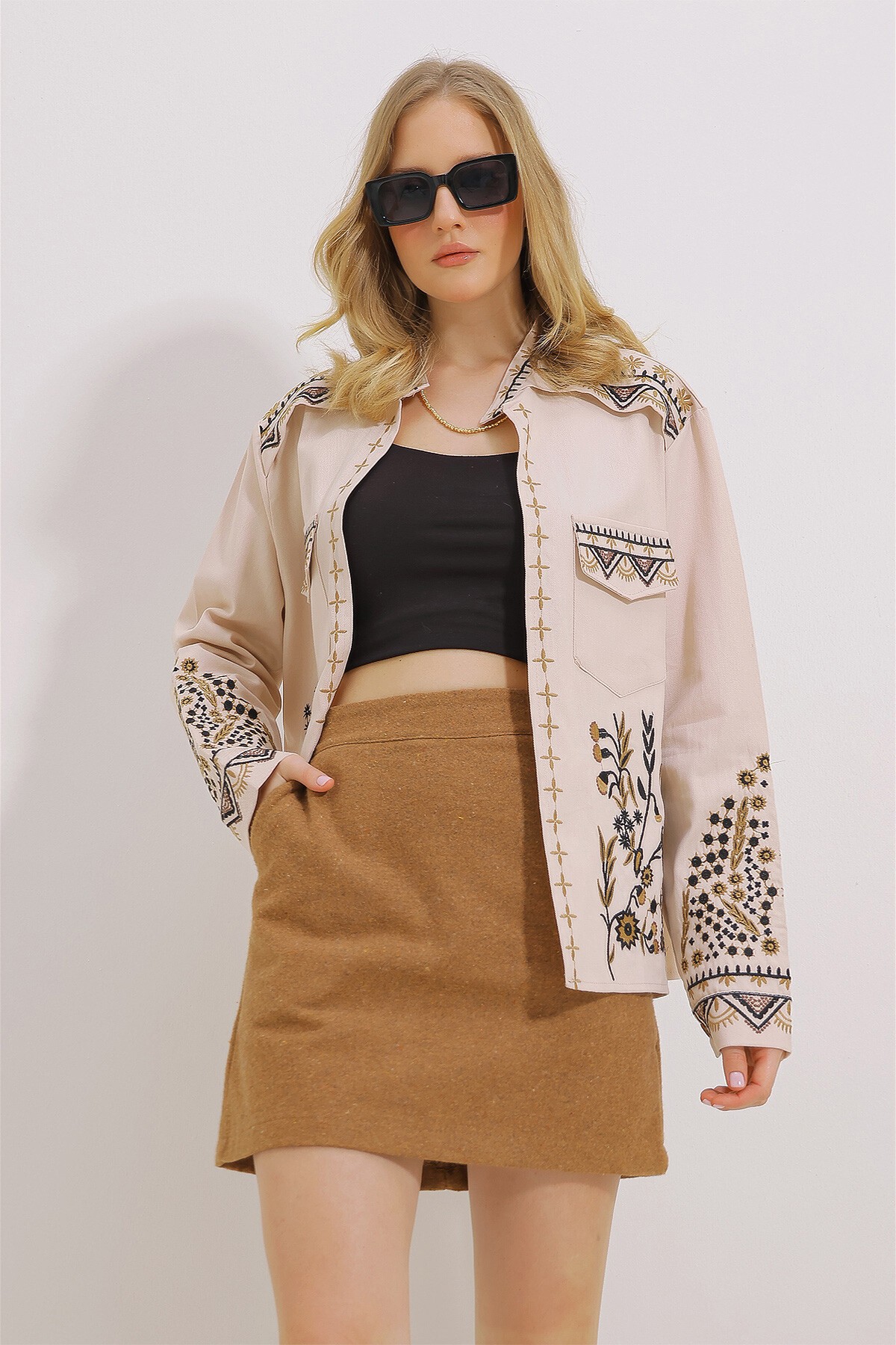 Bej Çift Cepli Nakışlı Gabardin Ceket