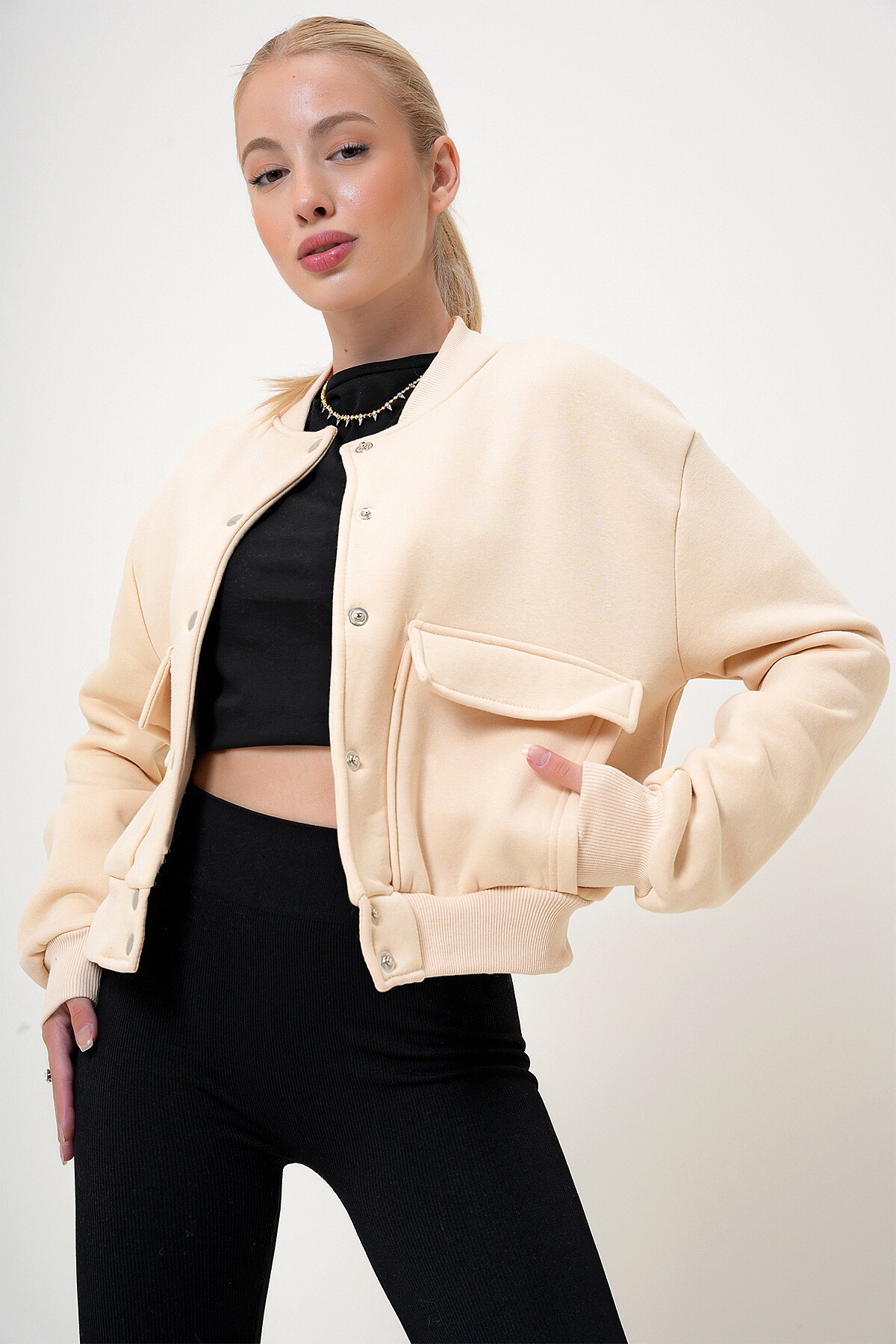 Bej Çıt Çıt Kapamalı Çift Cepli İçi Şardonlu Crop Ceket