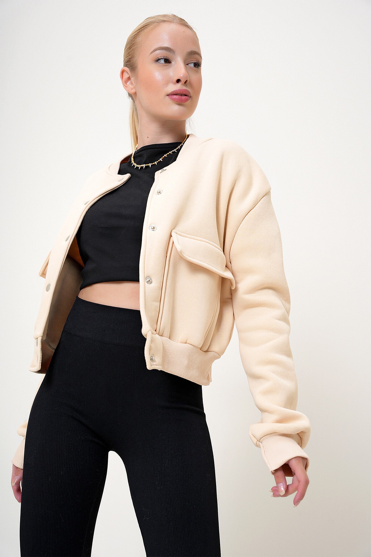 Bej Çıt Çıt Kapamalı Çift Cepli İçi Şardonlu Crop Ceket