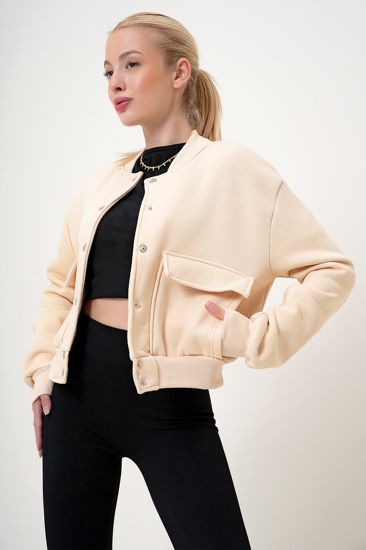 Bej Çıt Çıt Kapamalı Çift Cepli İçi Şardonlu Crop Ceket