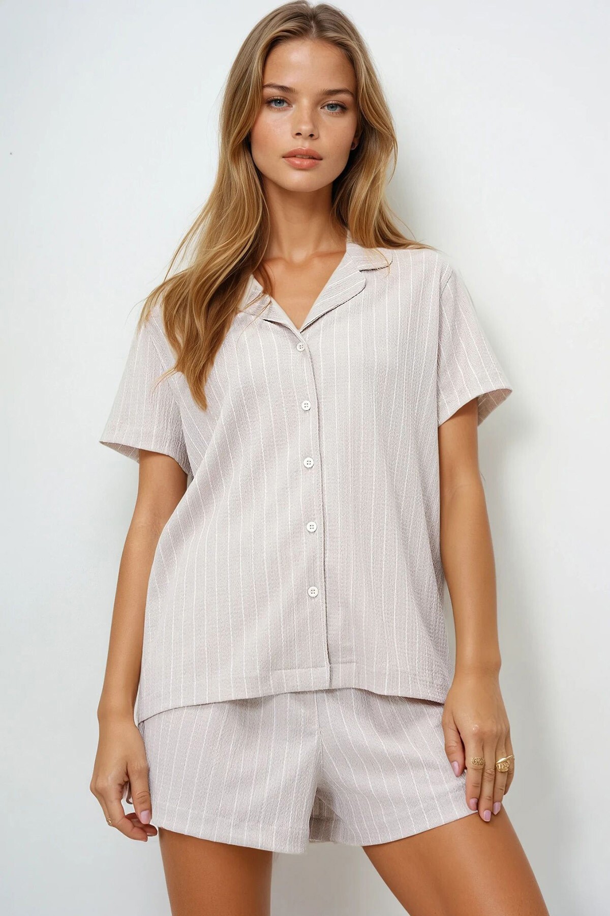 Bej Çizgi Desenli Önü Düğmeli Bürümcük Gömlek Ve Şortlu Pijama Takım