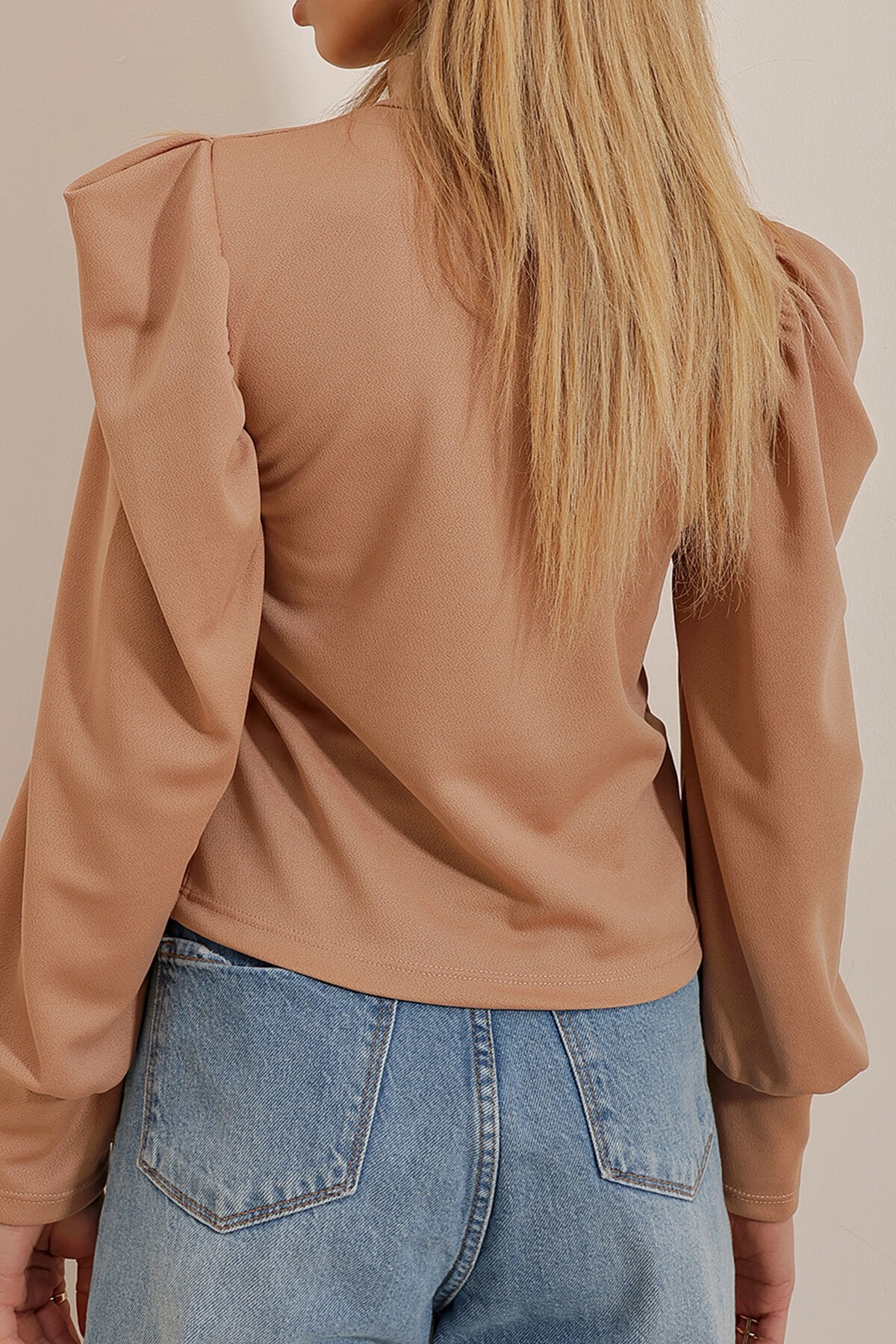 Bej Hakim Yaka Prenses Kol Dokuma Crop Bluz