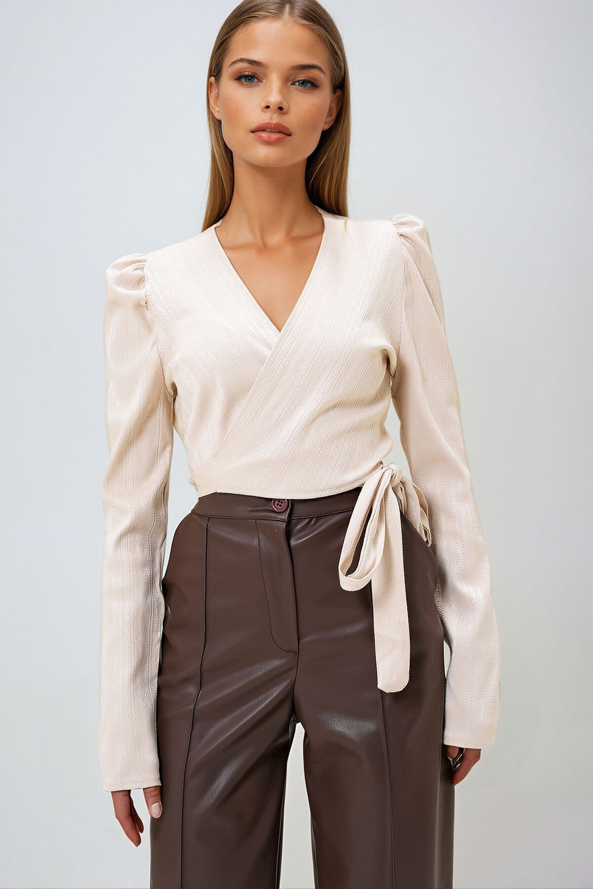 Bej Kruvaze Yaka Belden Bağlama Detaylı Kendinden Desenli Dokuma Bluz